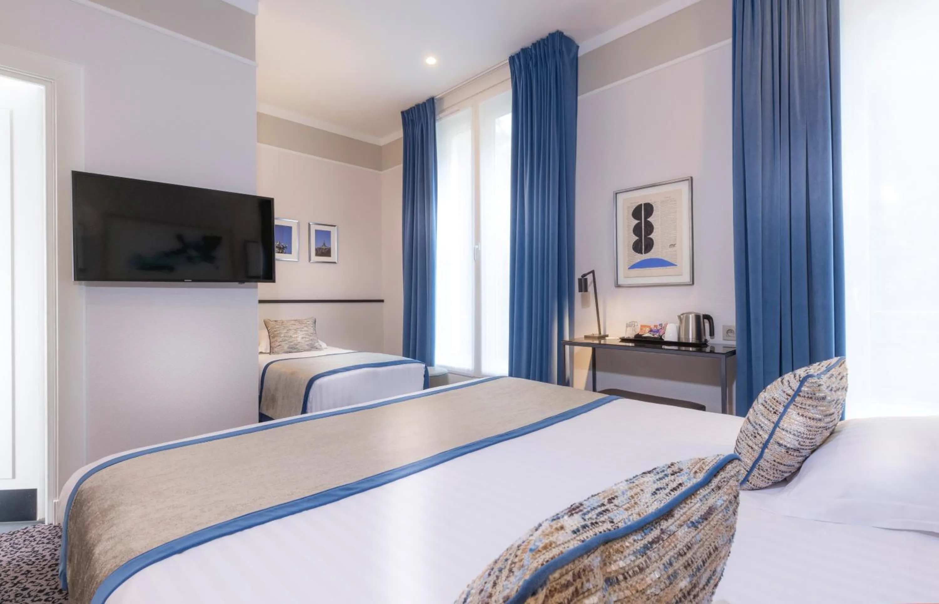 Photo of the whole room, Bed in Hôtel Du Bois Champs-Elysées