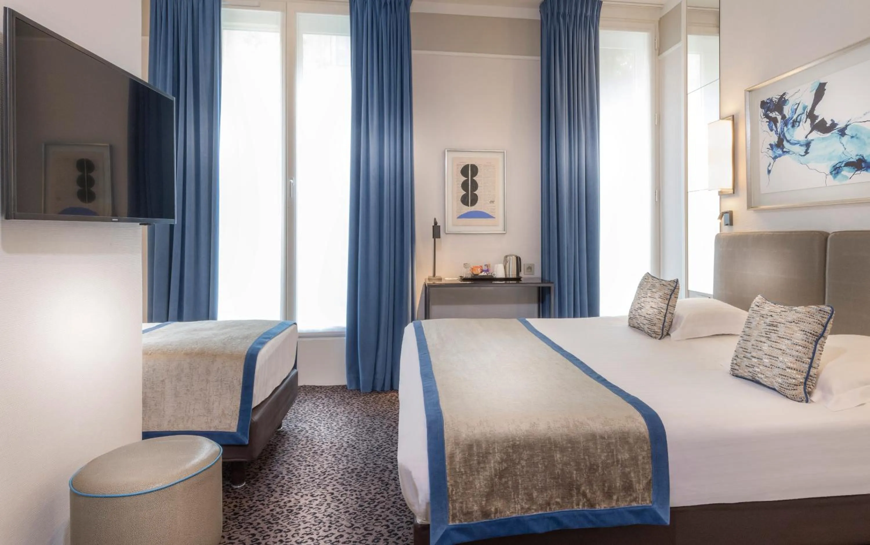 Photo of the whole room, Bed in Hôtel Du Bois Champs-Elysées