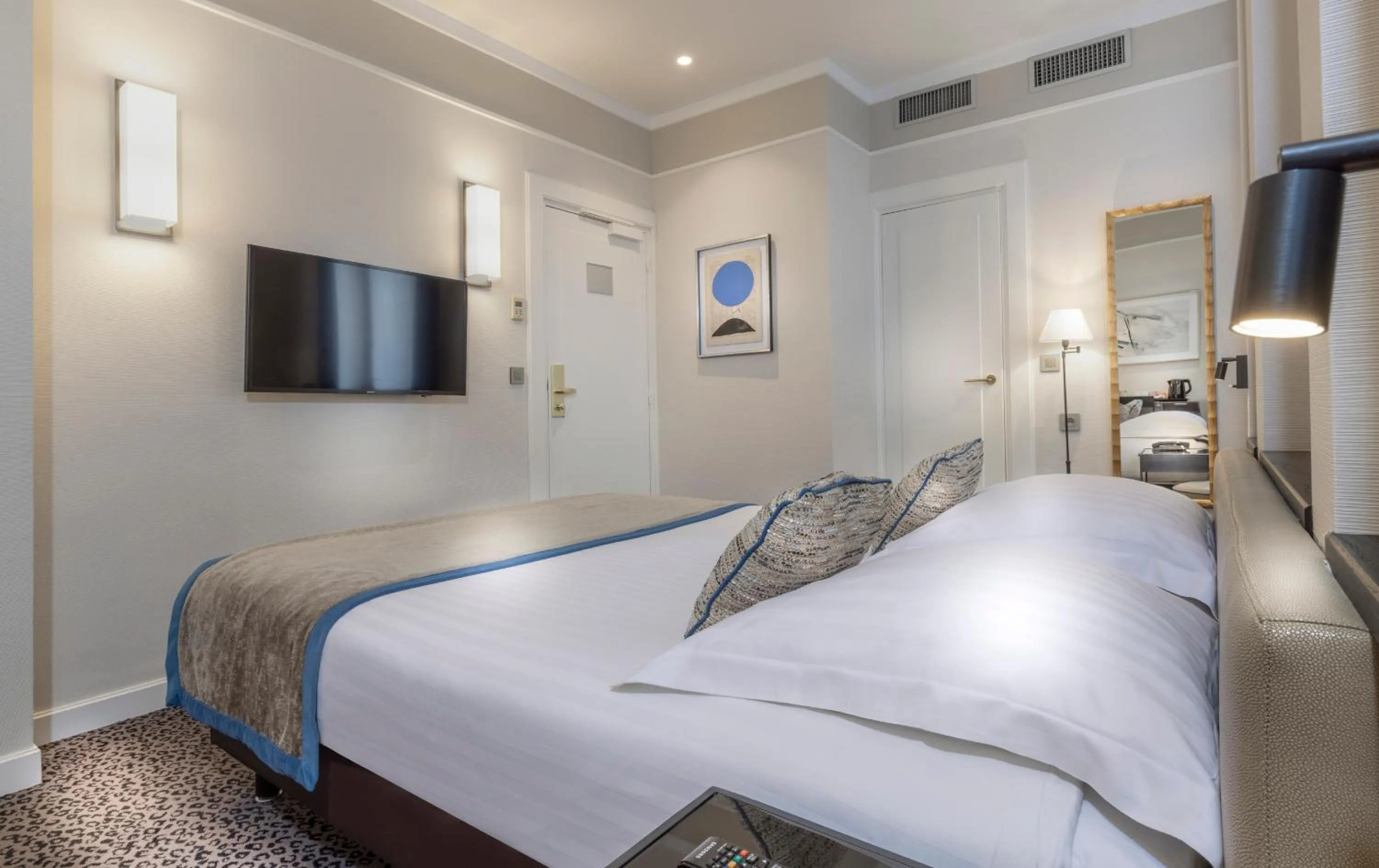 Photo of the whole room, Bed in Hôtel Du Bois Champs-Elysées