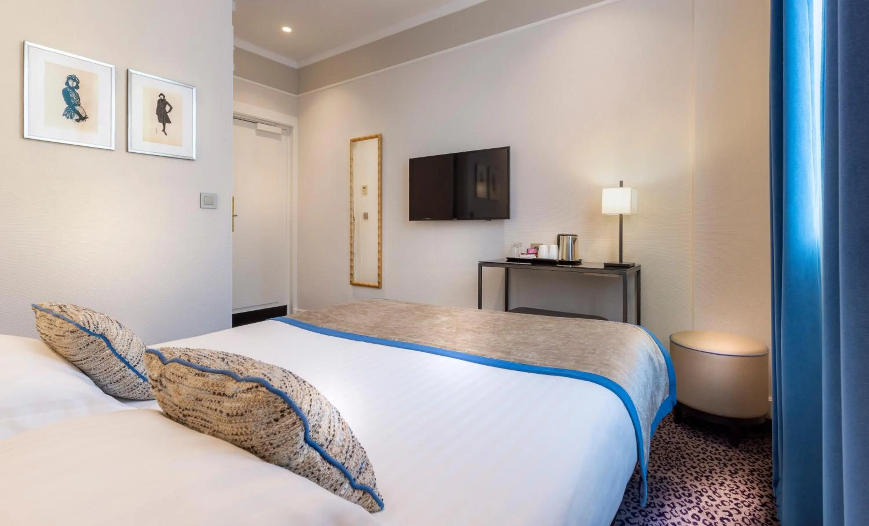 Photo of the whole room, Bed in Hôtel Du Bois Champs-Elysées