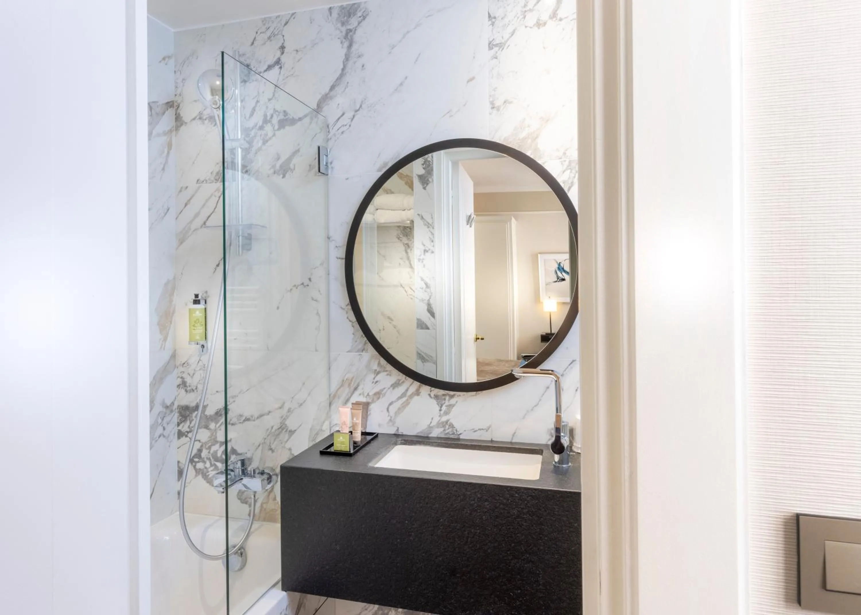 Bathroom in Hôtel Du Bois Champs-Elysées