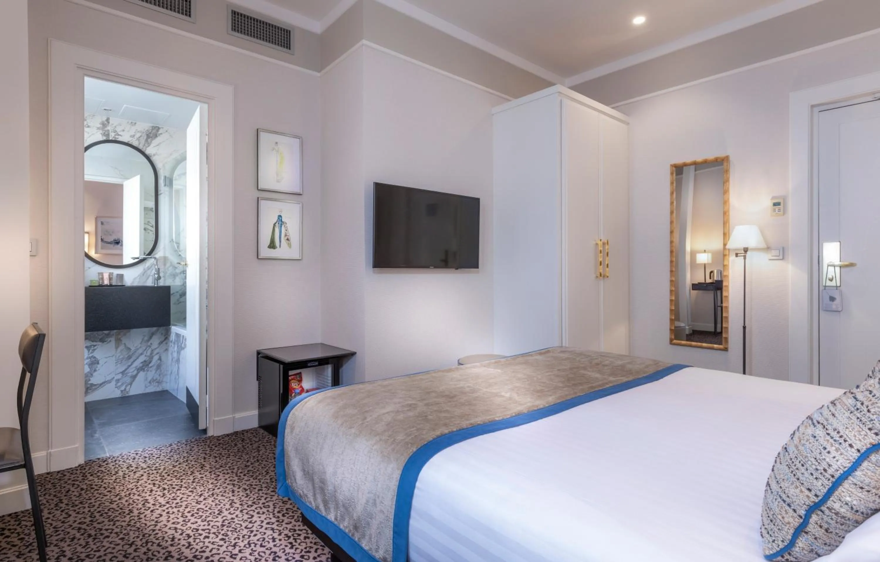 Photo of the whole room, Bed in Hôtel Du Bois Champs-Elysées