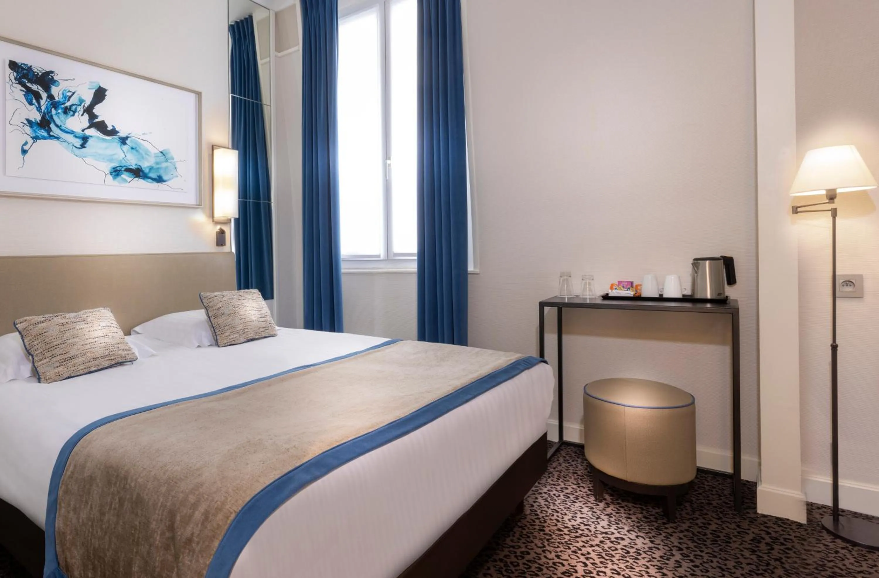 Photo of the whole room, Bed in Hôtel Du Bois Champs-Elysées