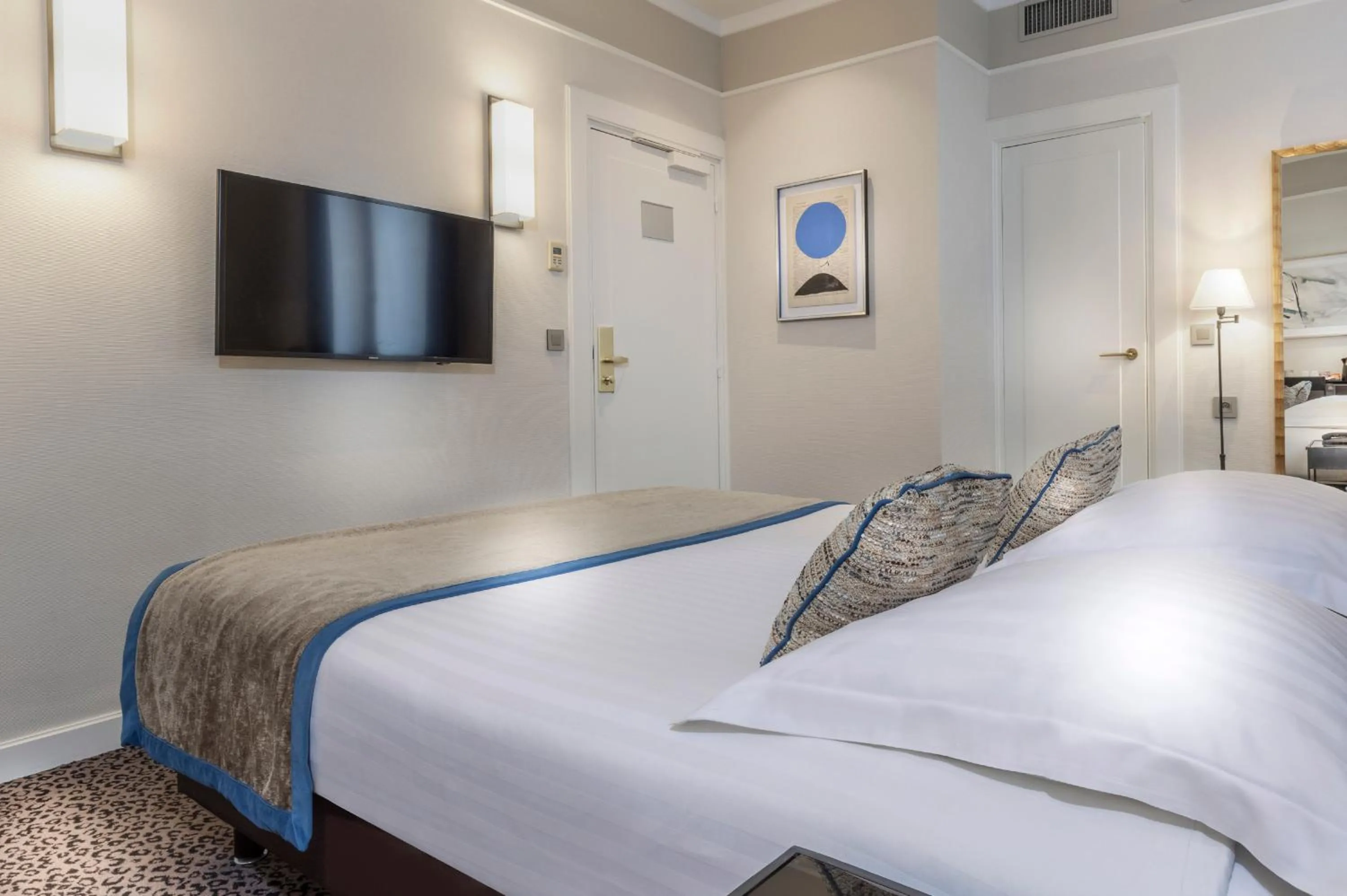 Photo of the whole room, Bed in Hôtel Du Bois Champs-Elysées