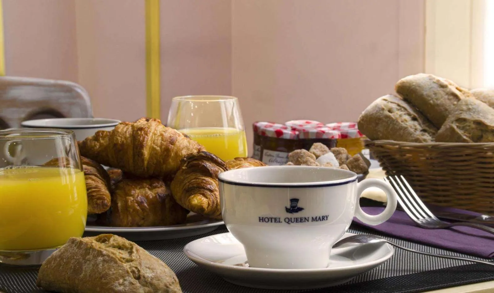 American breakfast in Queen Mary Opera