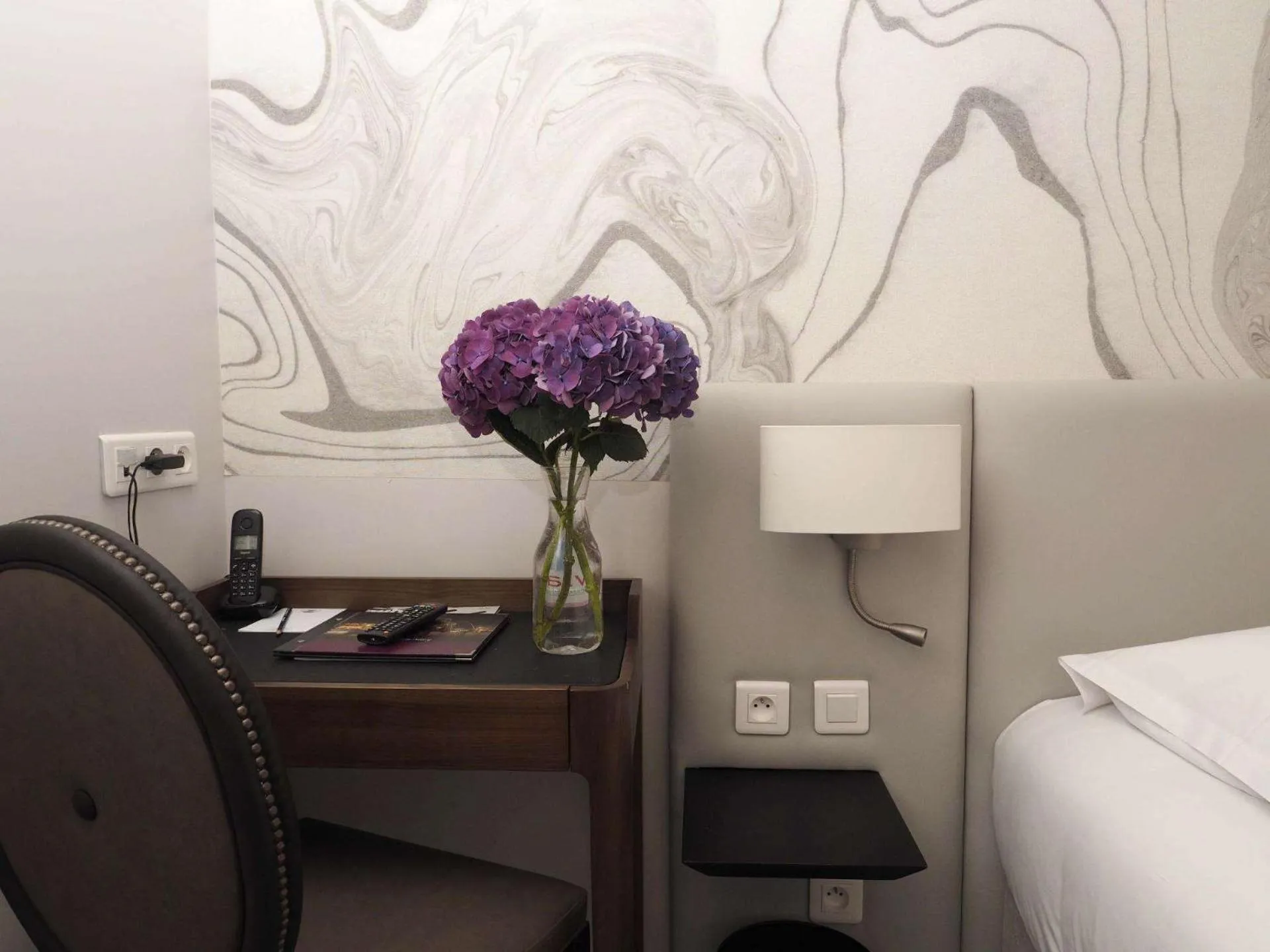 Seating area, Bed in Queen Mary Opera