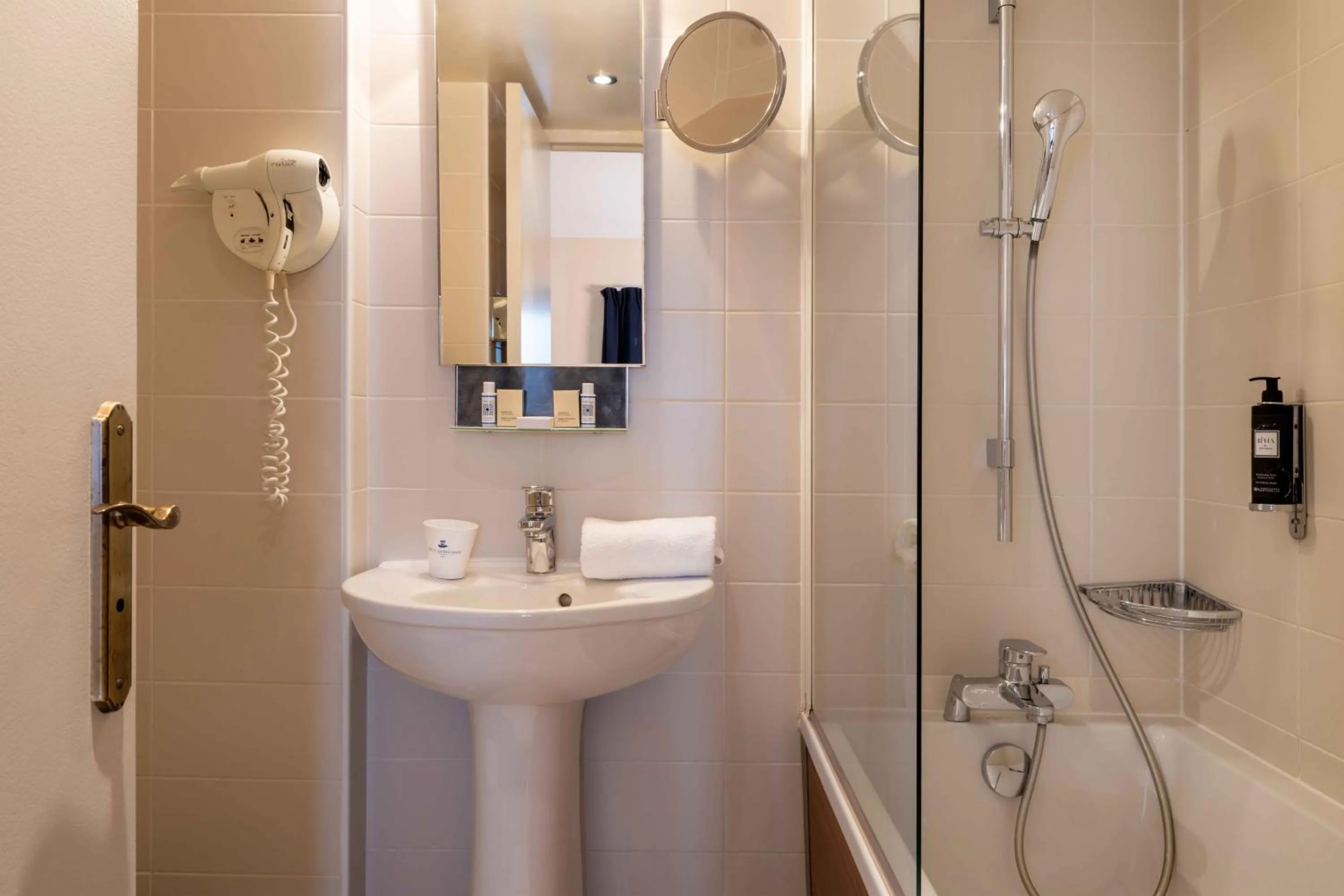 Shower in Queen Mary Opera