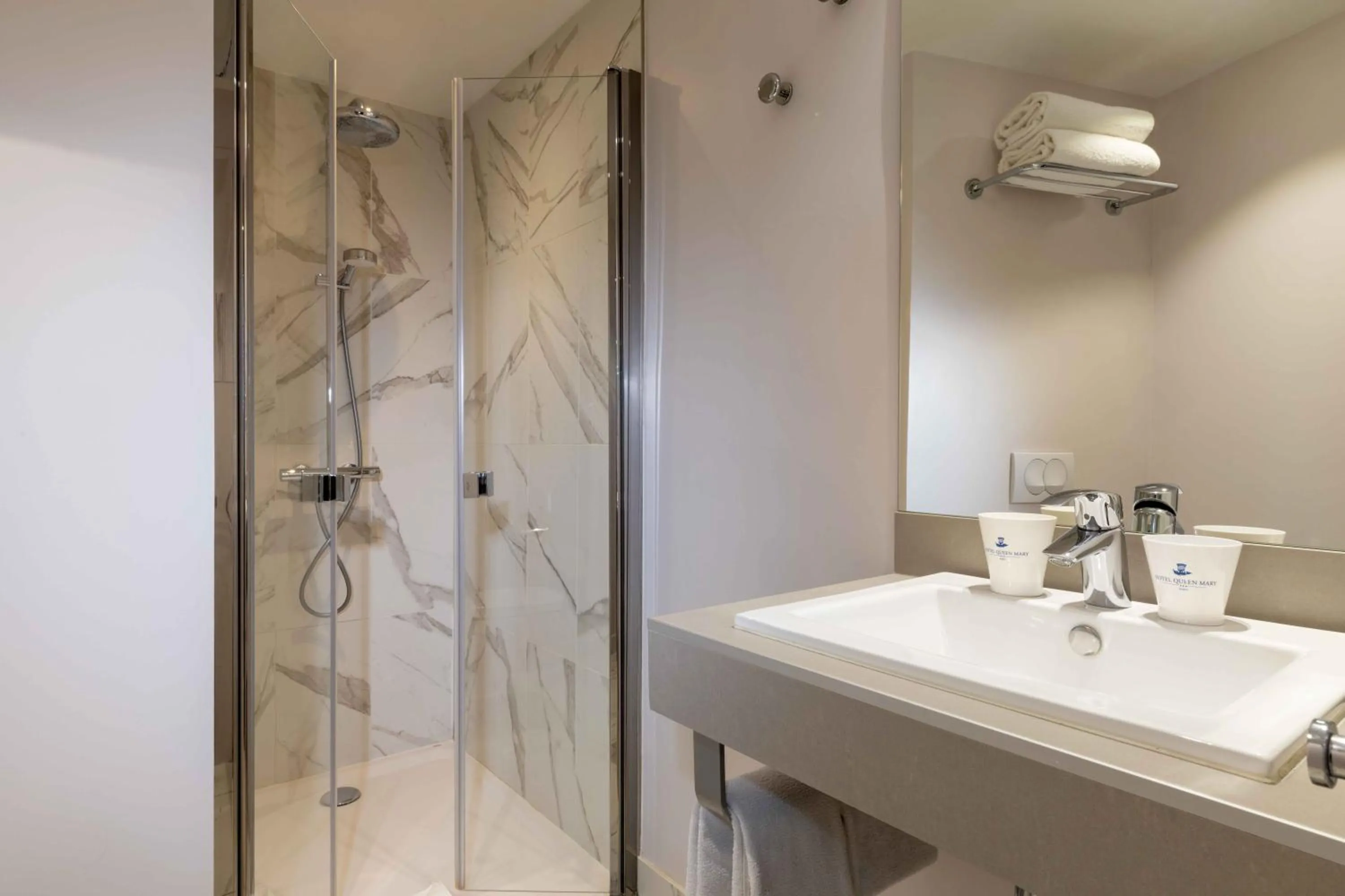 Shower in Queen Mary Opera