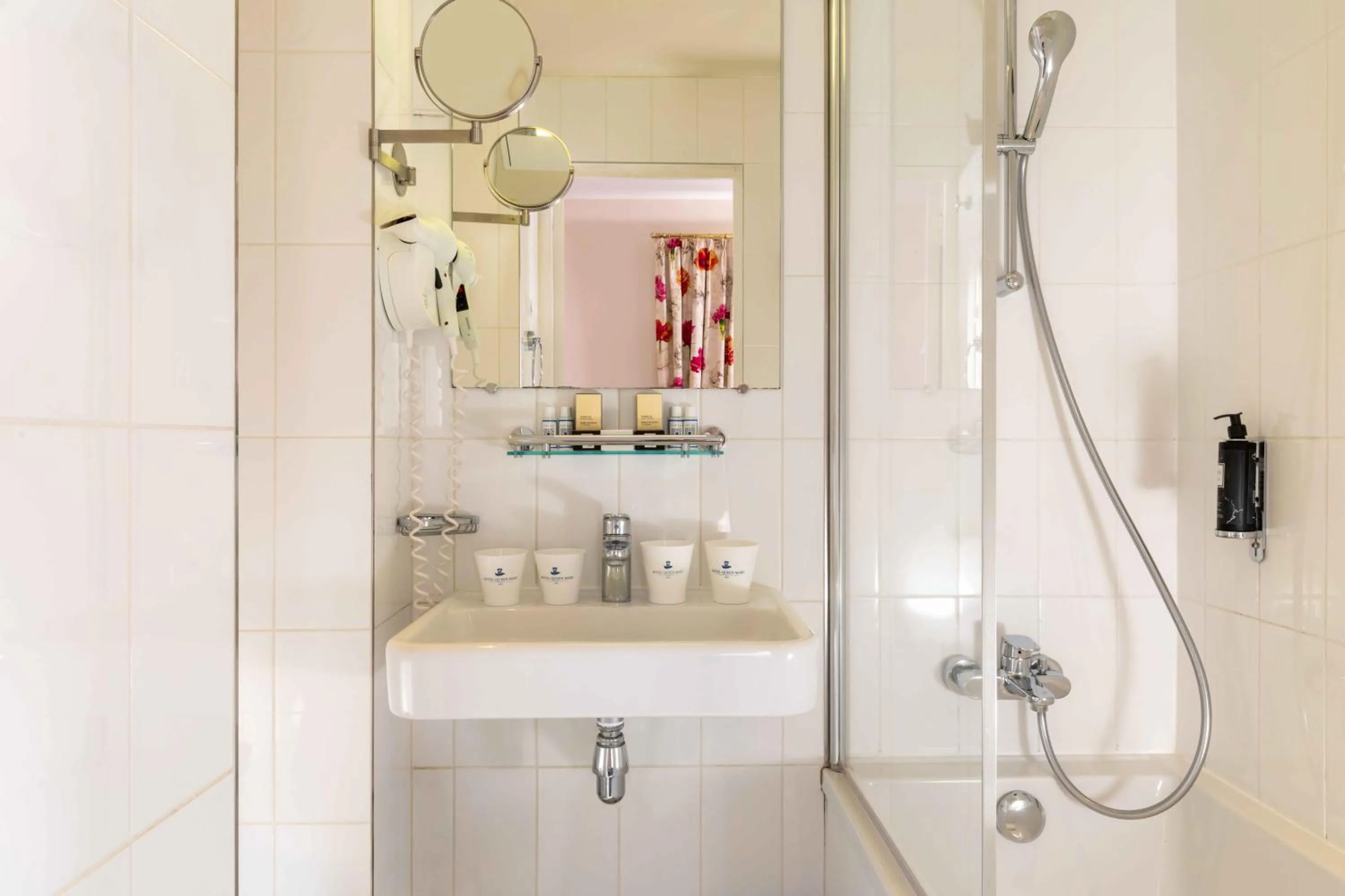 Shower in Queen Mary Opera