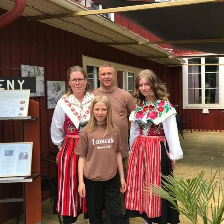 People in Sjugare Gård Bed & Breakfast