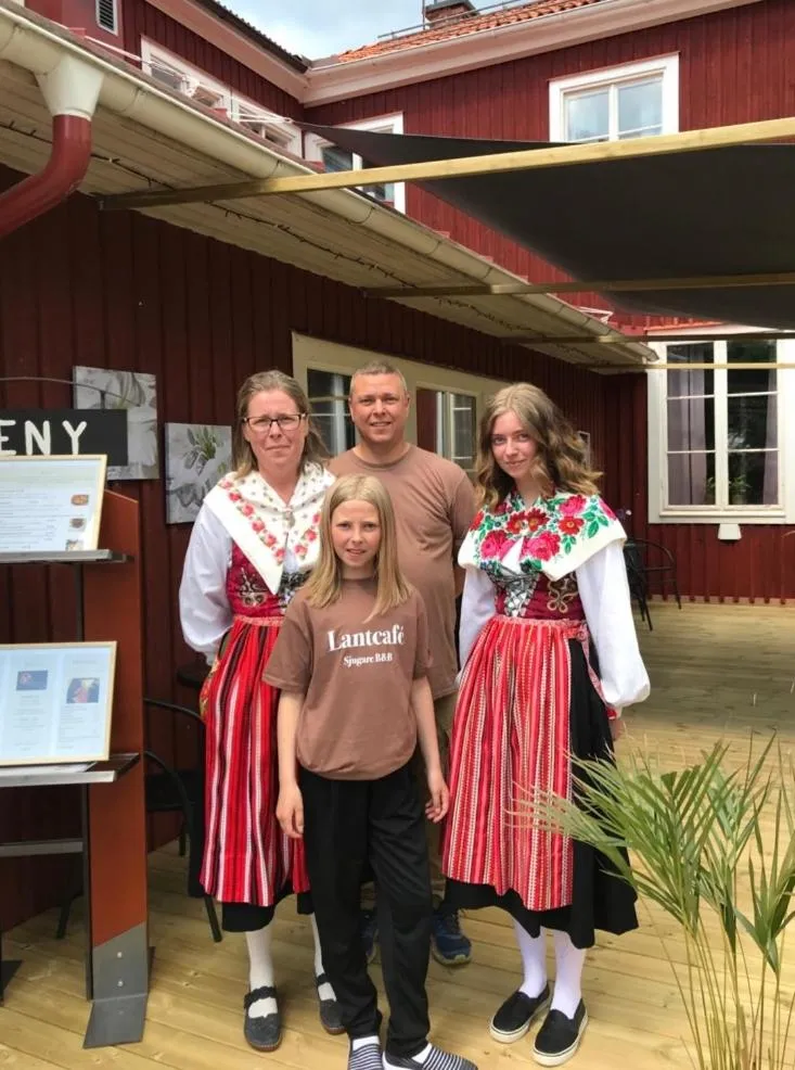 People in Sjugare Gård Bed & Breakfast