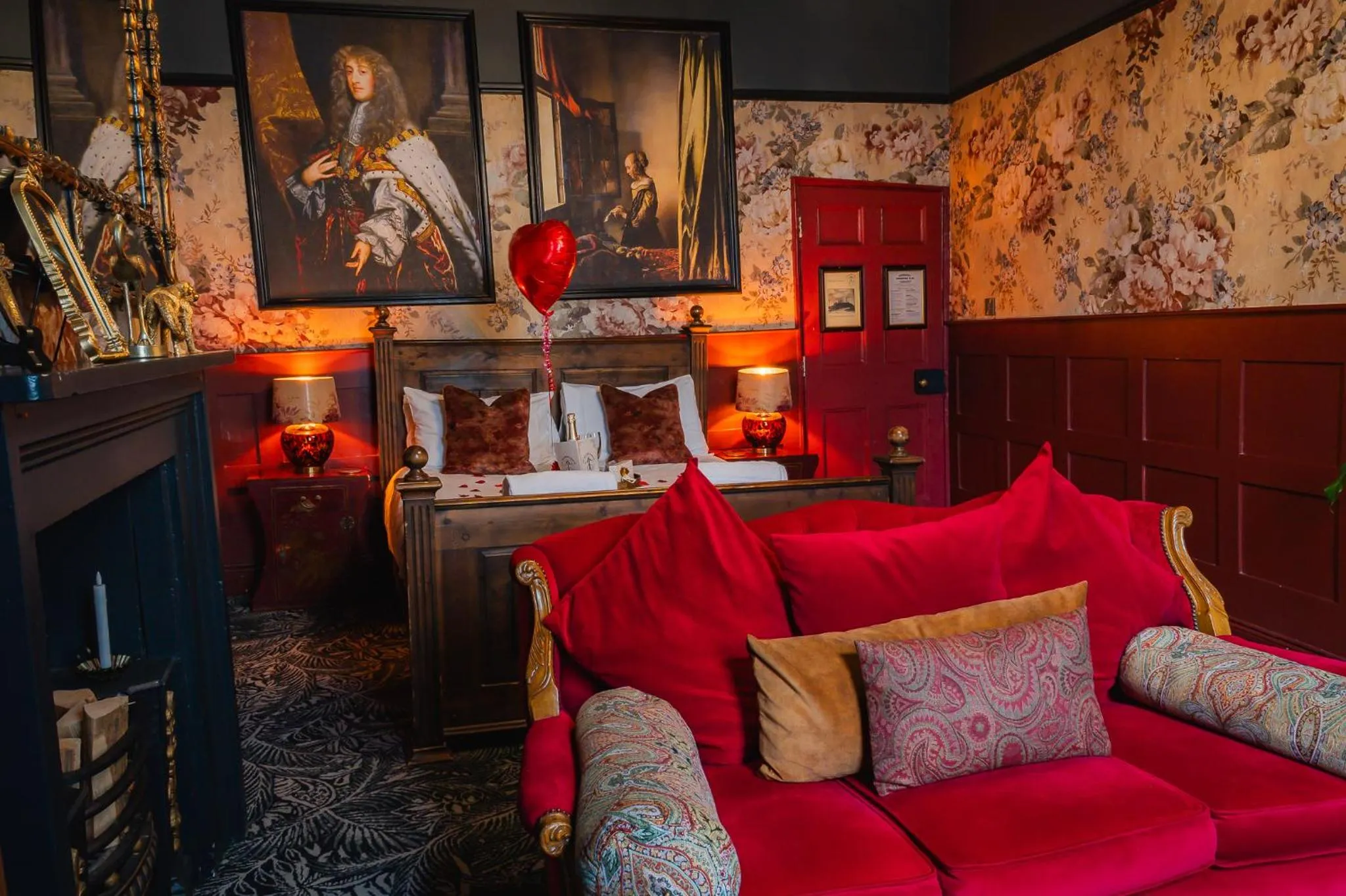 Photo of the whole room in Golden Fleece York