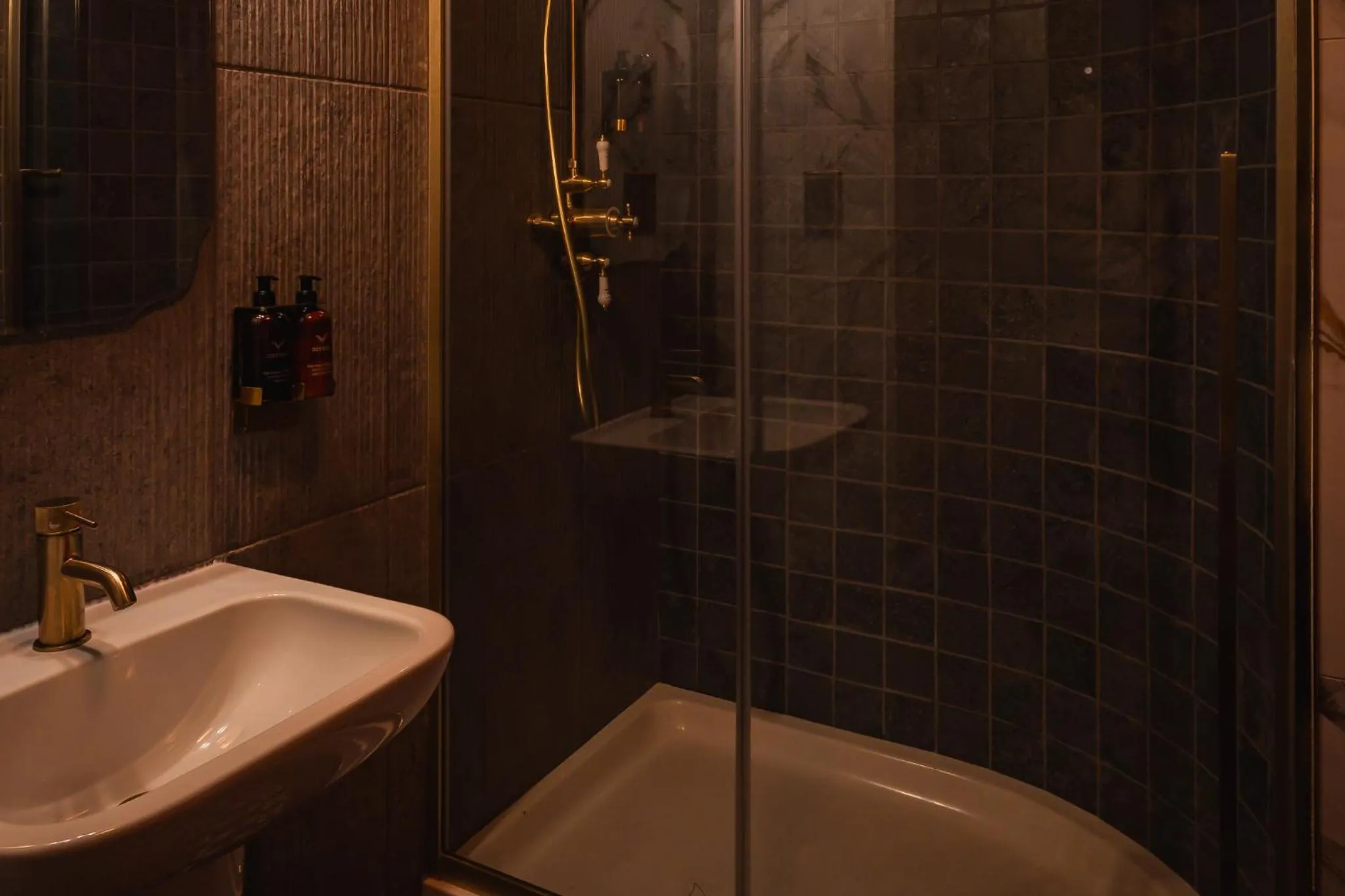 Shower in Golden Fleece York