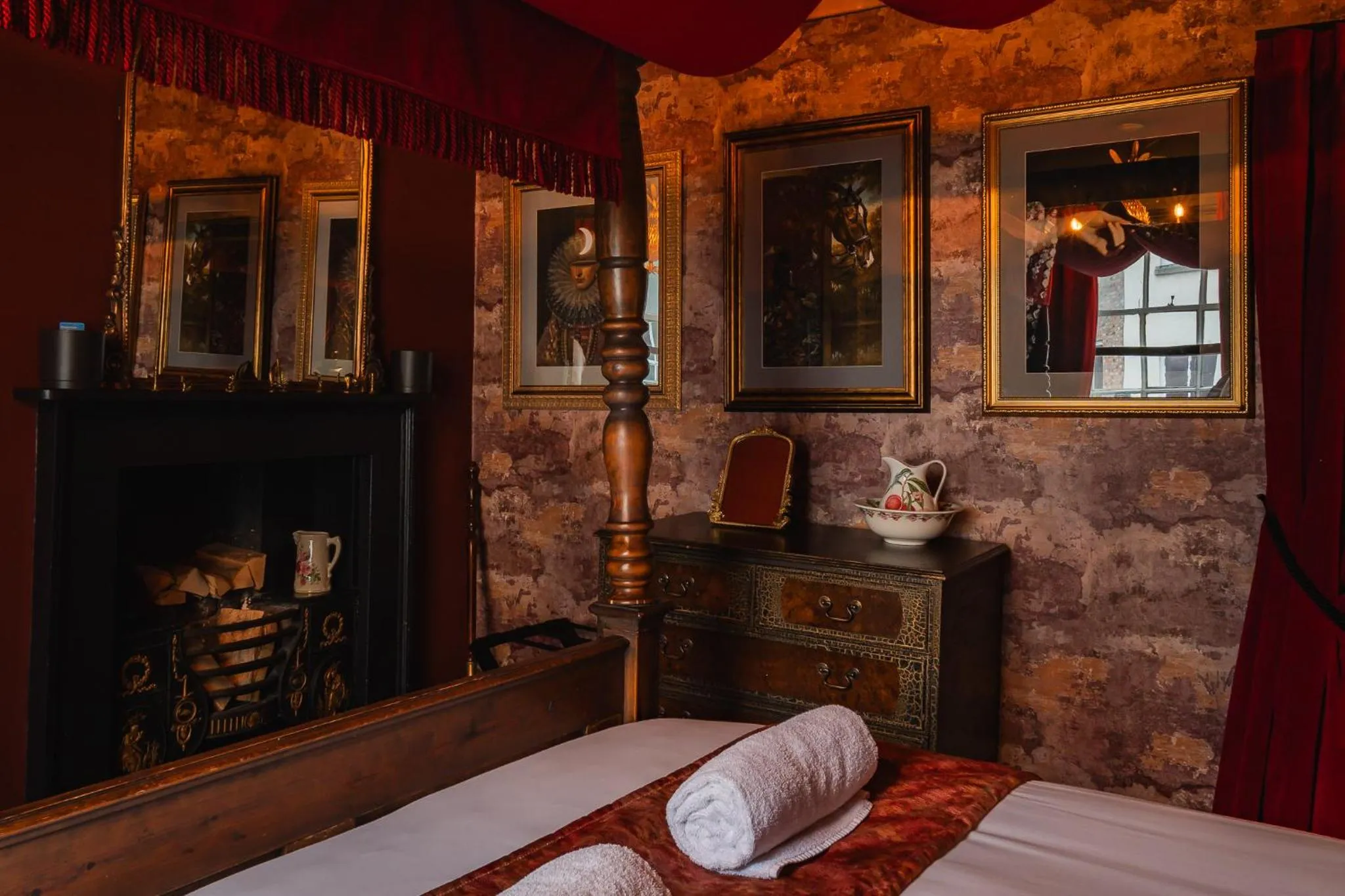 Bedroom, Bed in Golden Fleece York