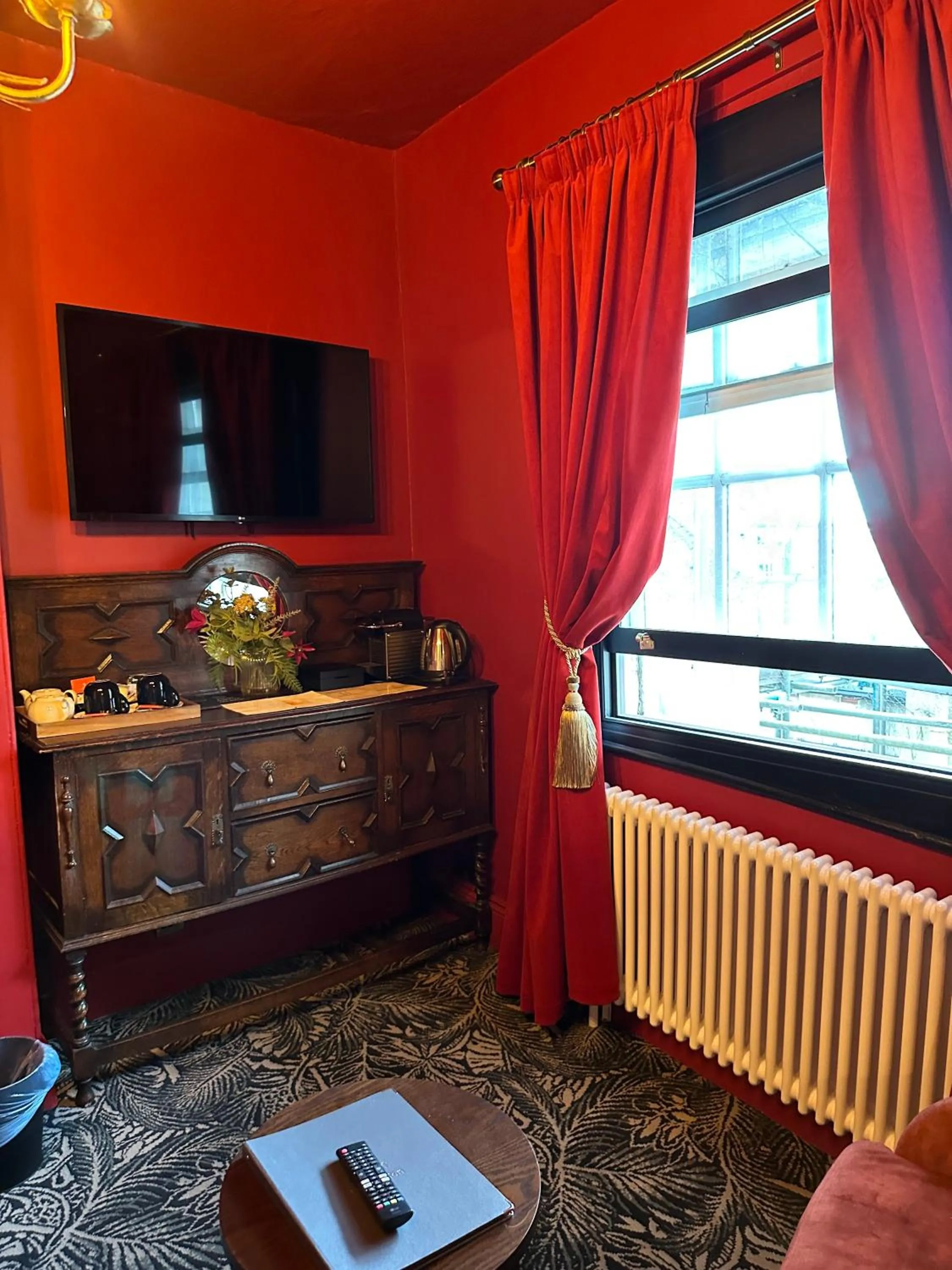 TV and multimedia in Golden Fleece York