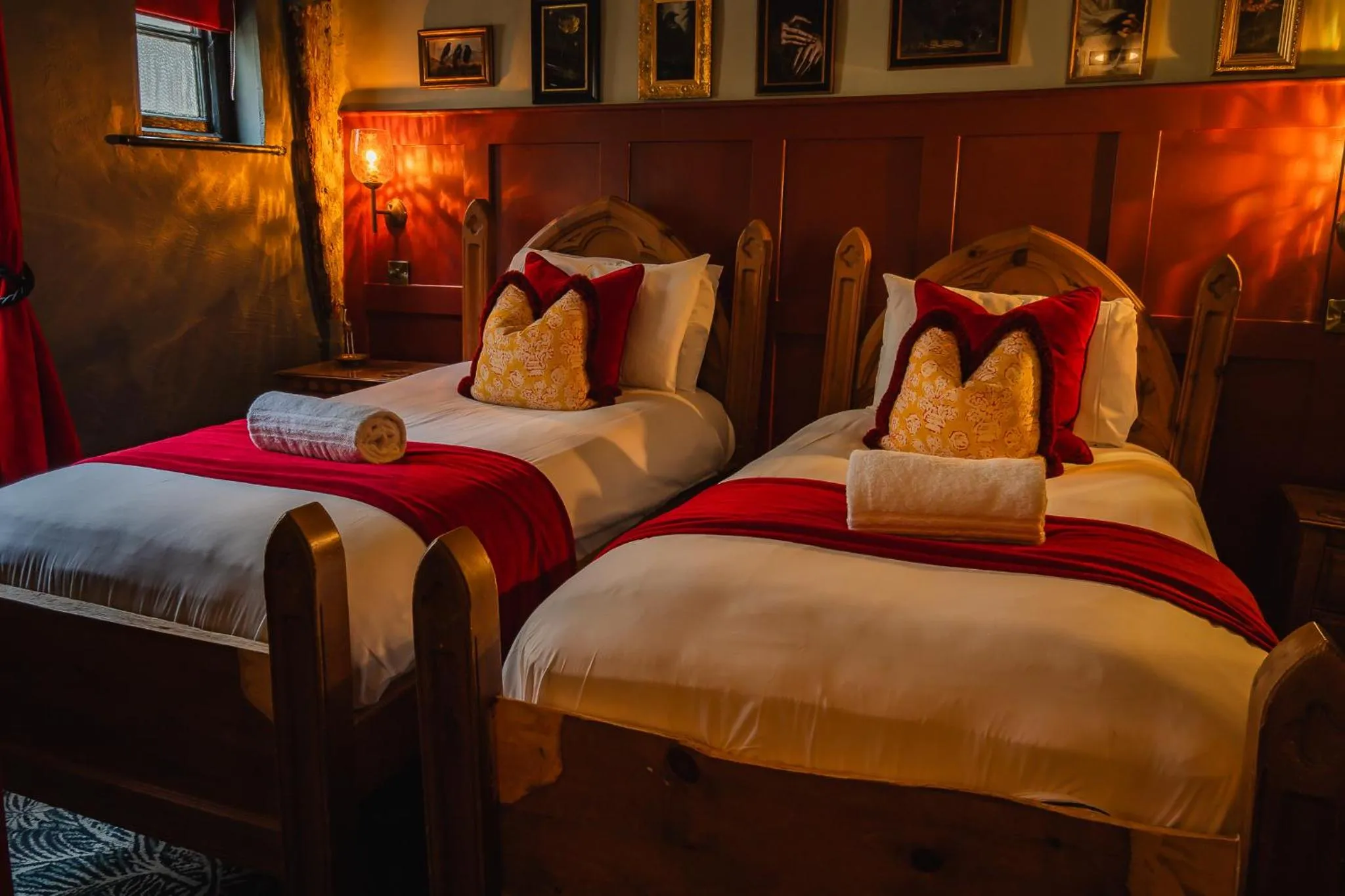 Bedroom, Bed in Golden Fleece York