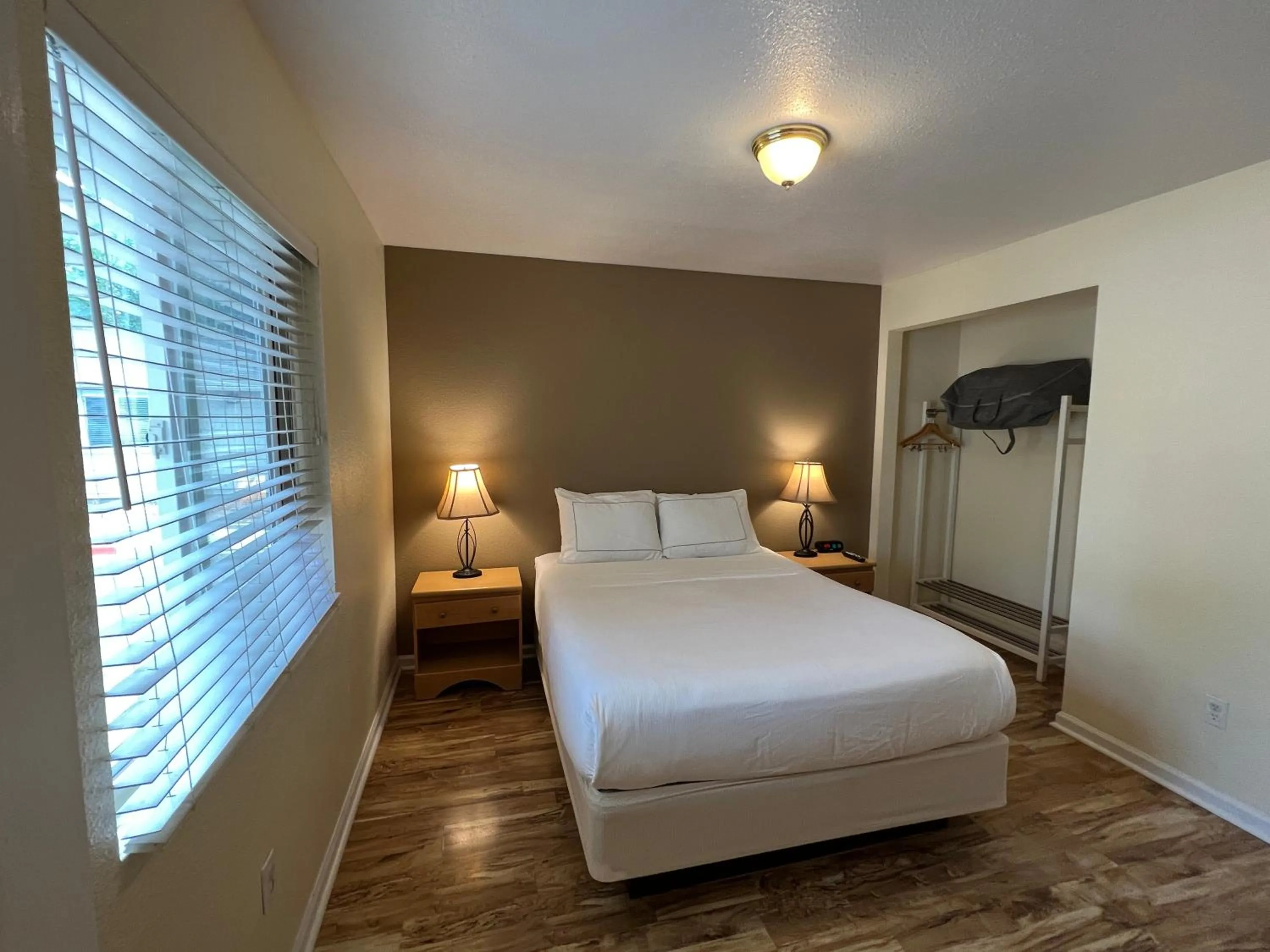 Bed in Clear Lake Cottages & Marina