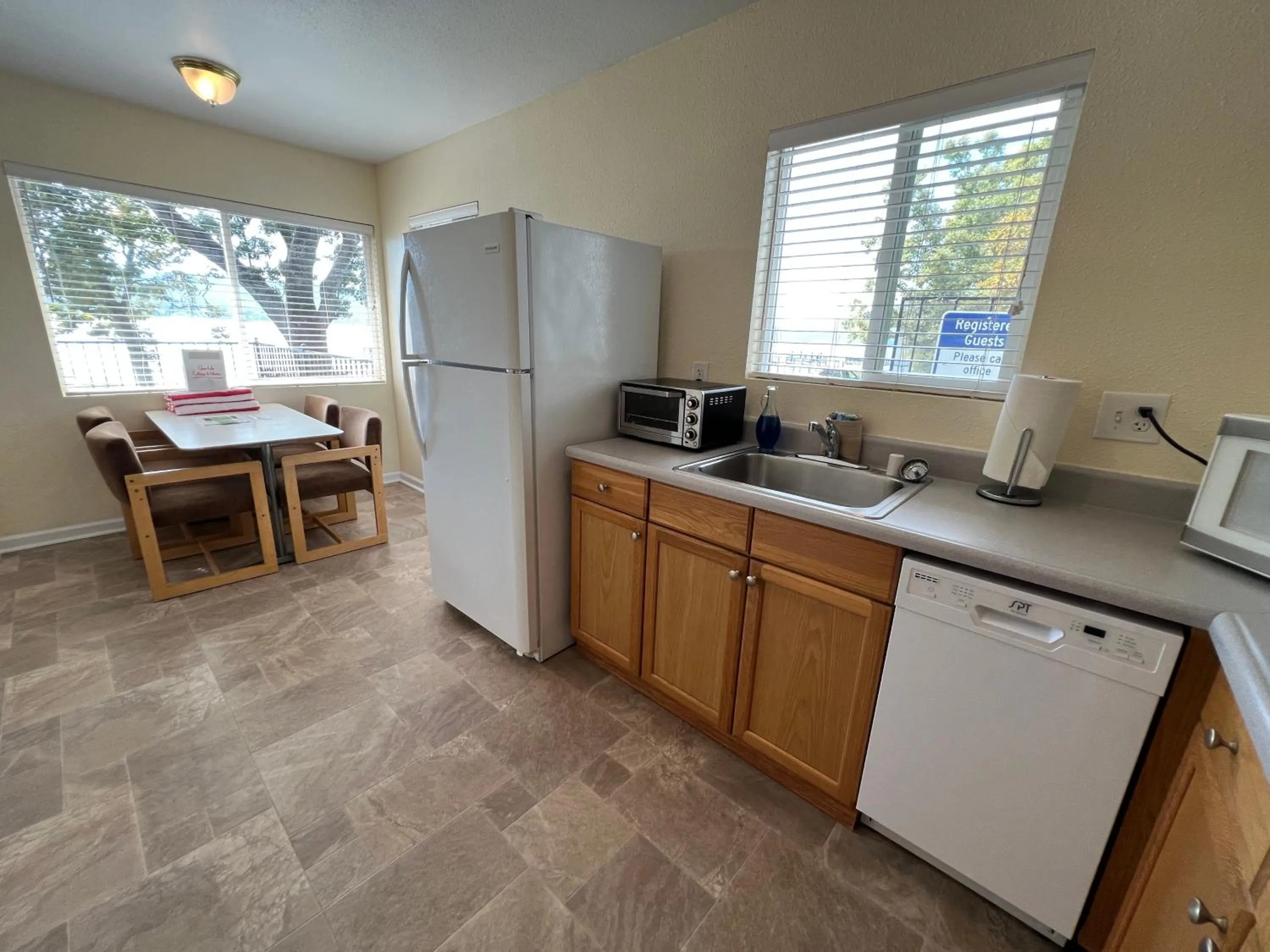 Kitchen or kitchenette in Clear Lake Cottages & Marina