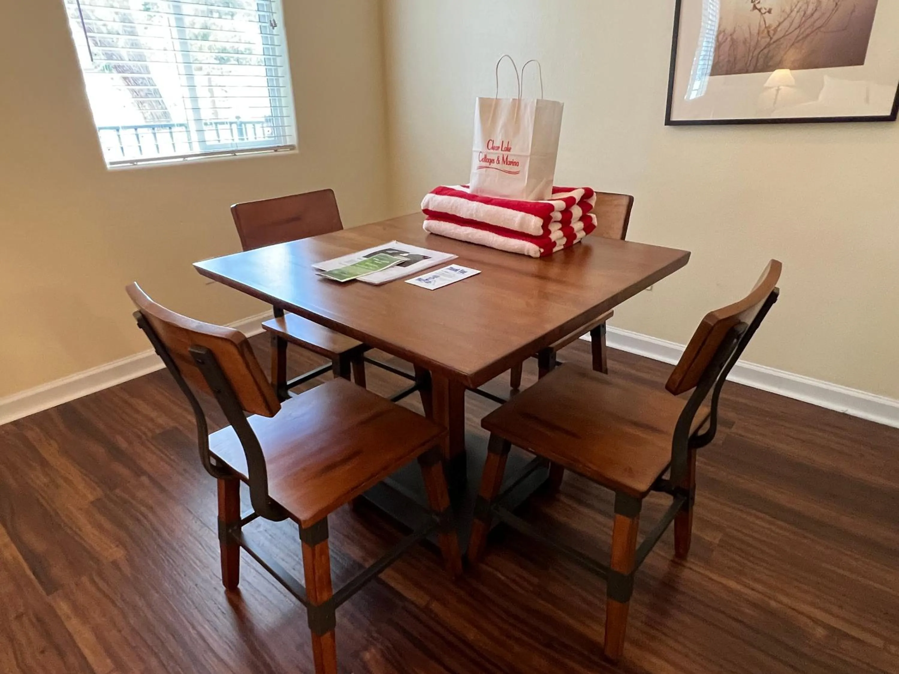 Dining area in Clear Lake Cottages & Marina
