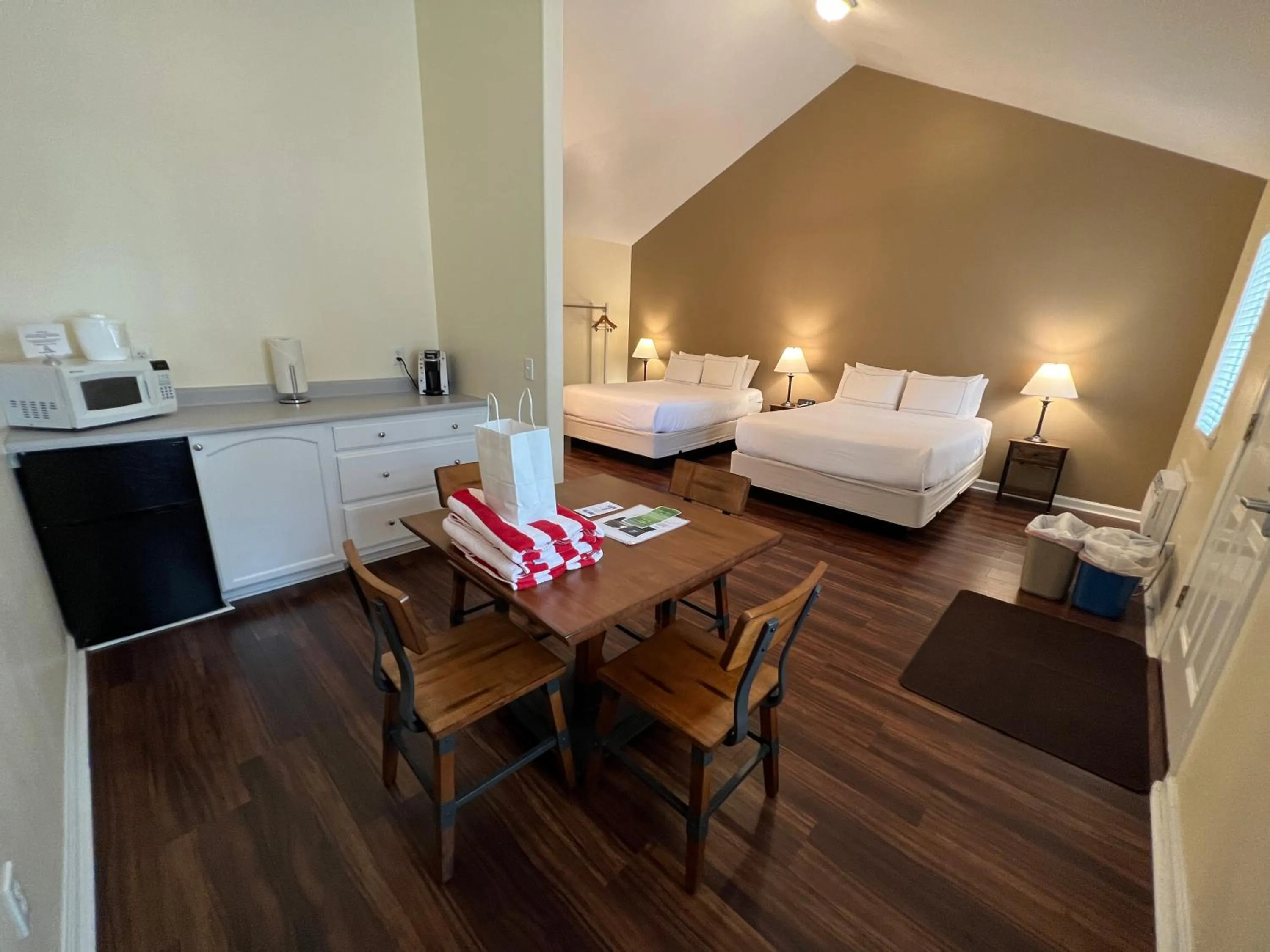 Coffee/tea facilities, Bed in Clear Lake Cottages & Marina