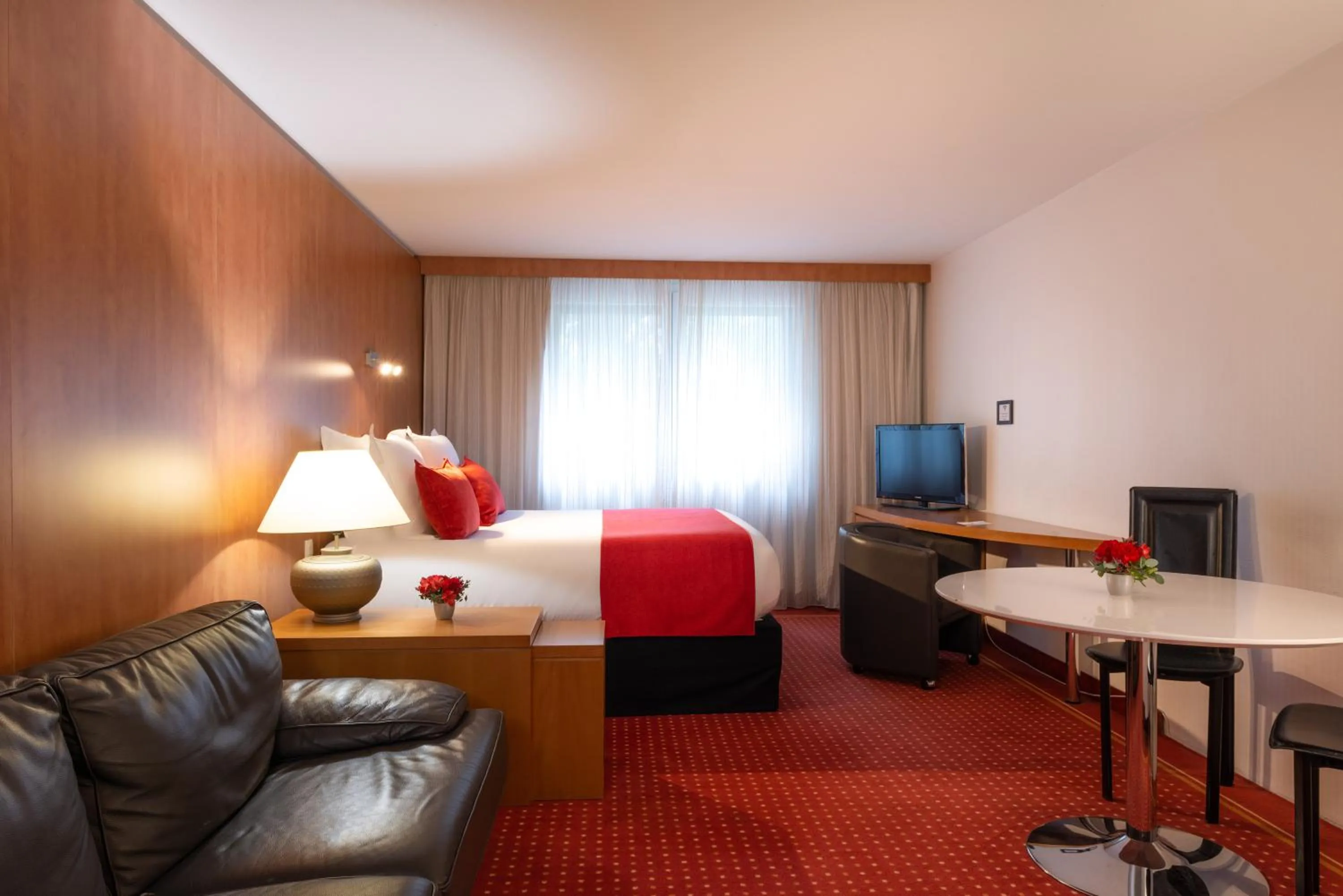 Photo of the whole room, Bed in Le M & Spa Bordeaux Aéroport by Hôtels & Préférence