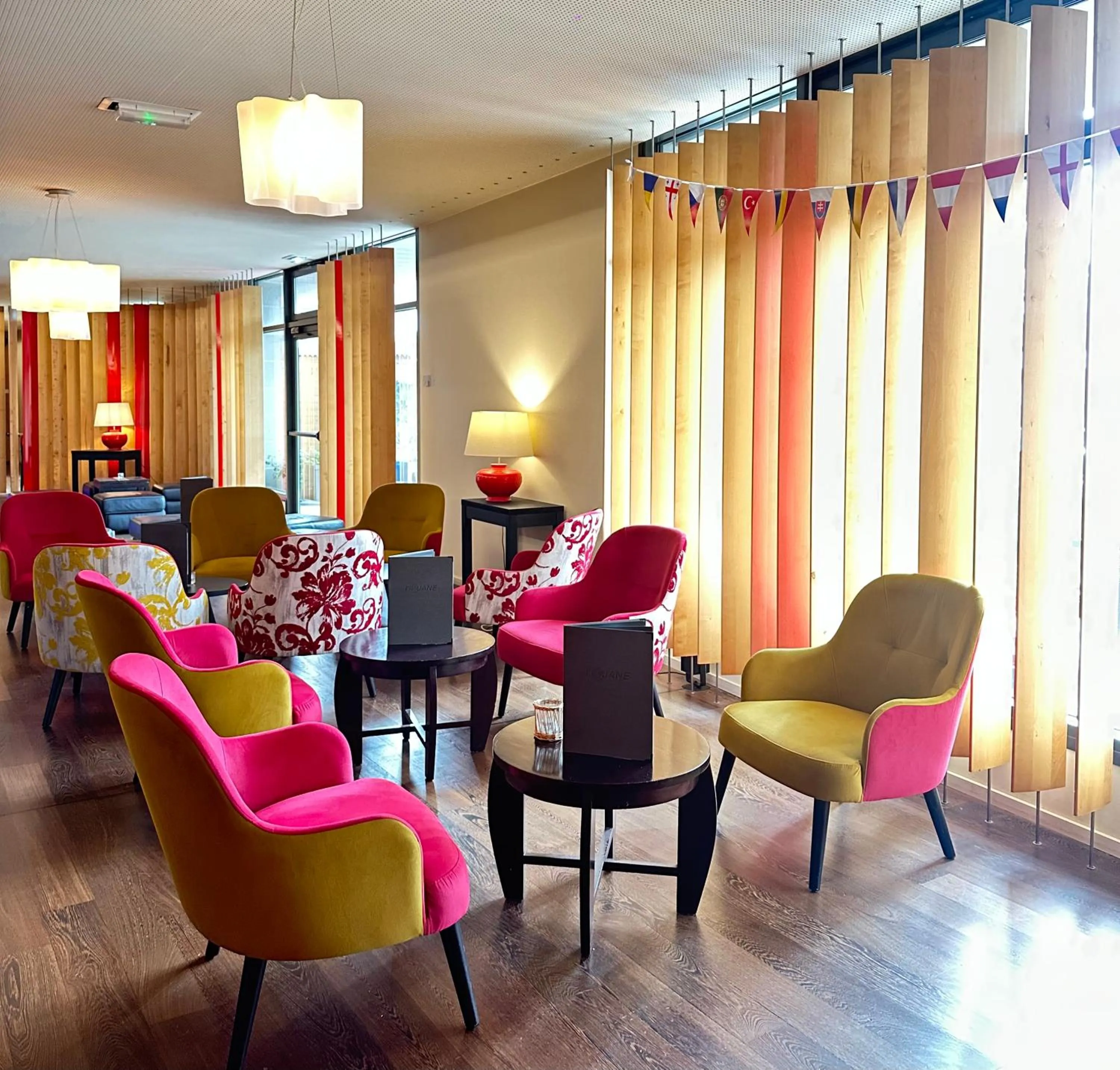 Lounge or bar in Le M & Spa Bordeaux Aéroport by Hôtels & Préférence