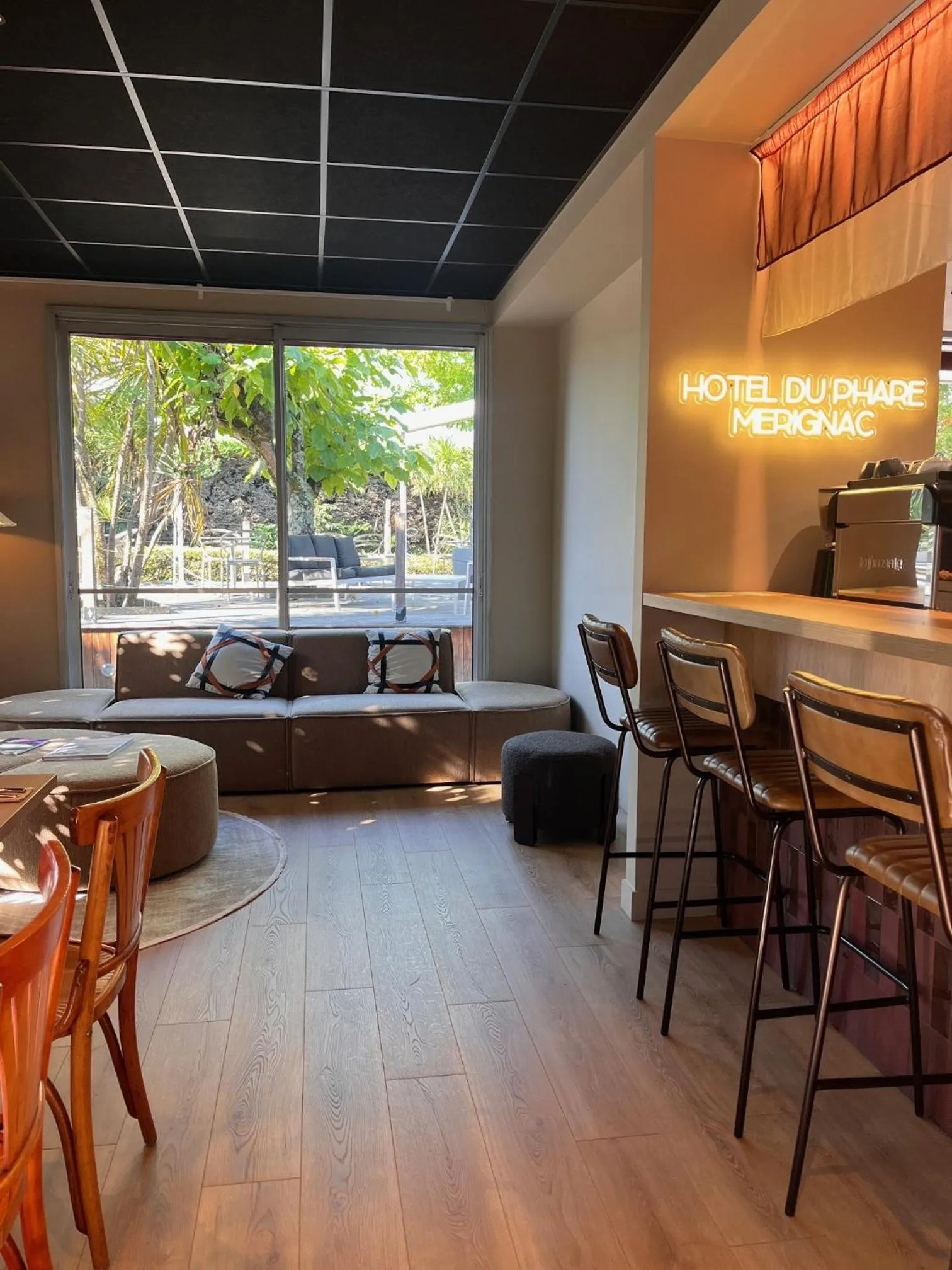 Lounge or bar in The Originals City, Hôtel du Phare, Bordeaux Mérignac