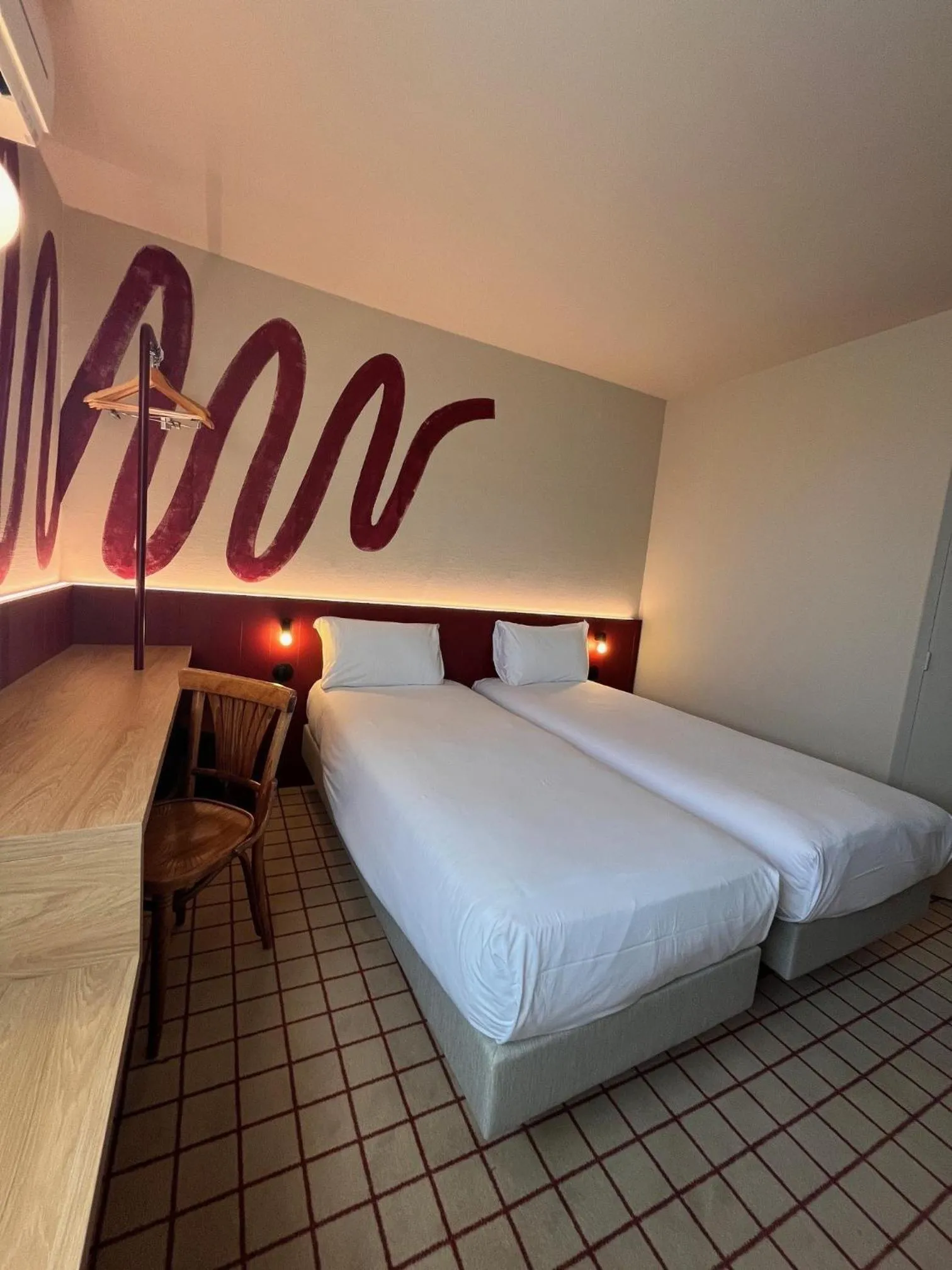 Bed in The Originals City, Hôtel du Phare, Bordeaux Mérignac