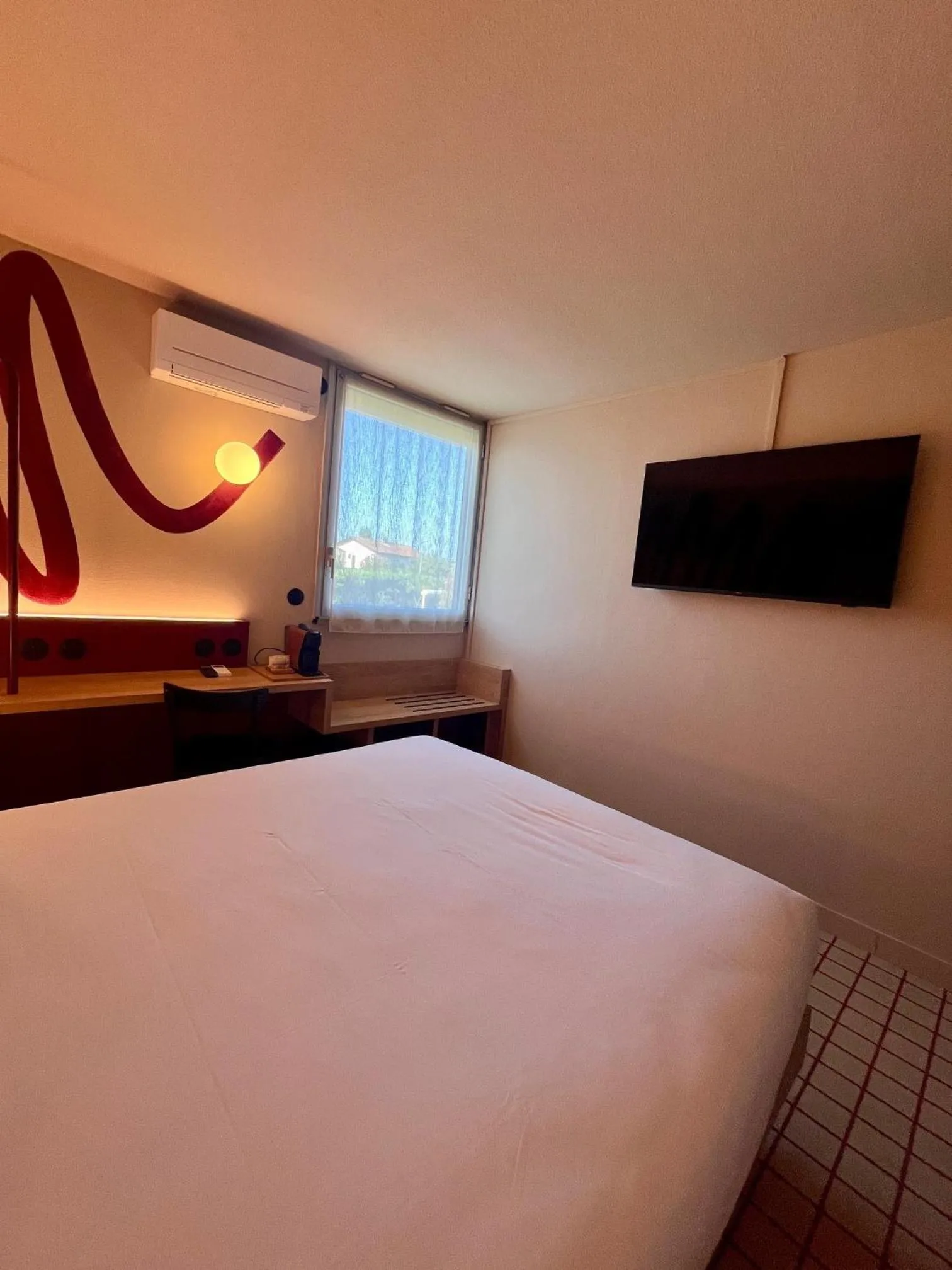 Bed in The Originals City, Hôtel du Phare, Bordeaux Mérignac