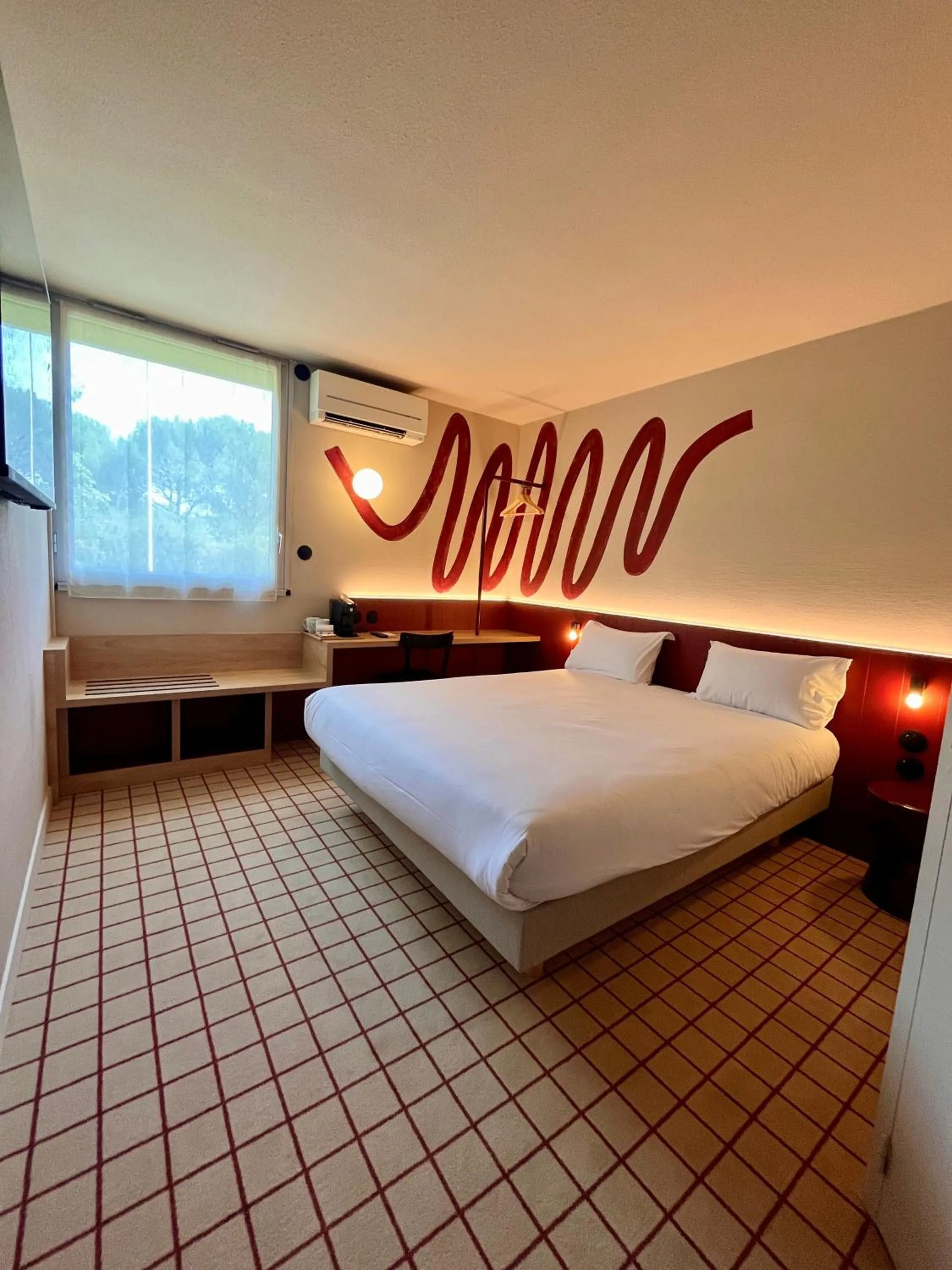 Bed in The Originals City, Hôtel du Phare, Bordeaux Mérignac