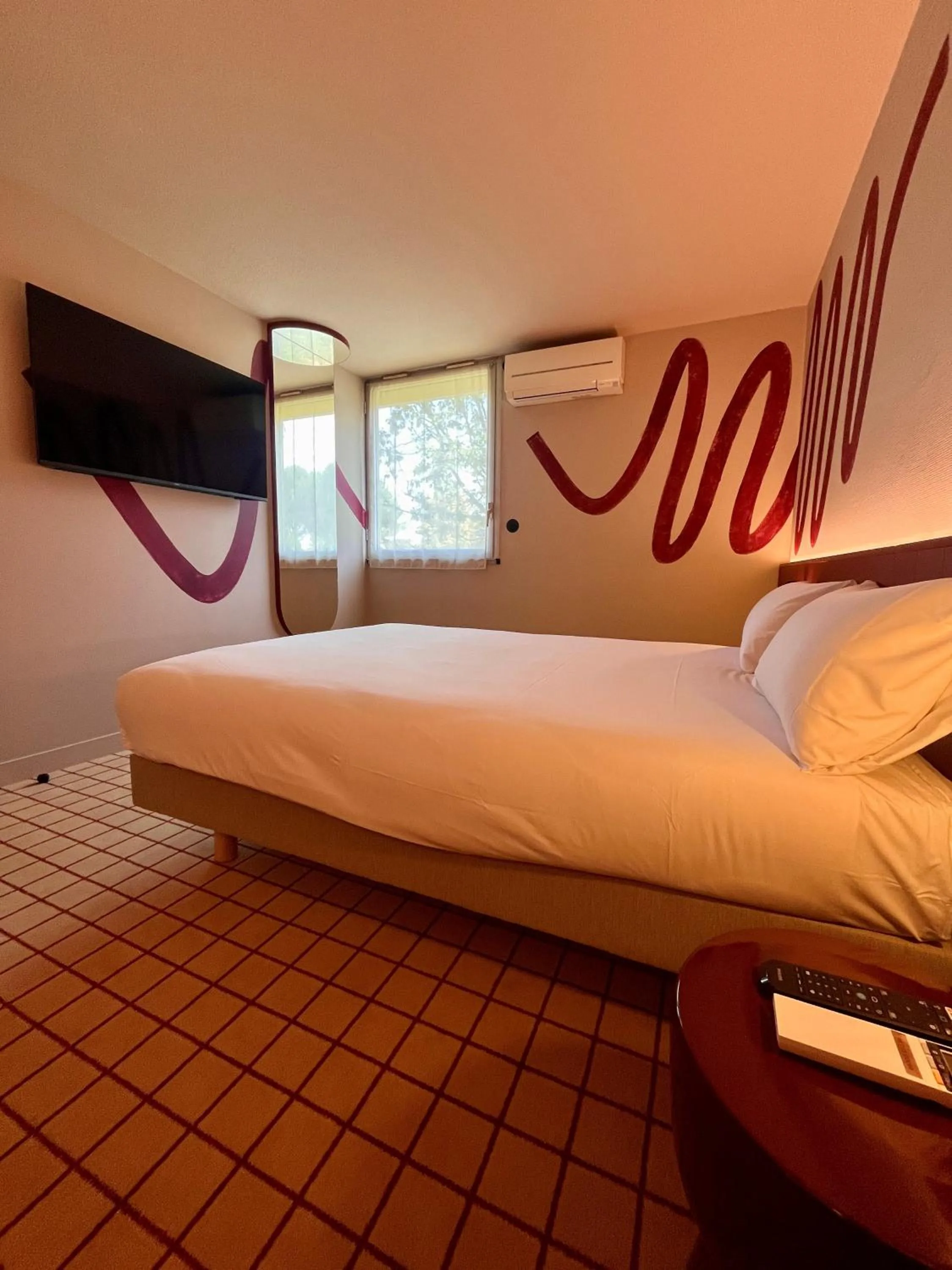 Bed in The Originals City, Hôtel du Phare, Bordeaux Mérignac