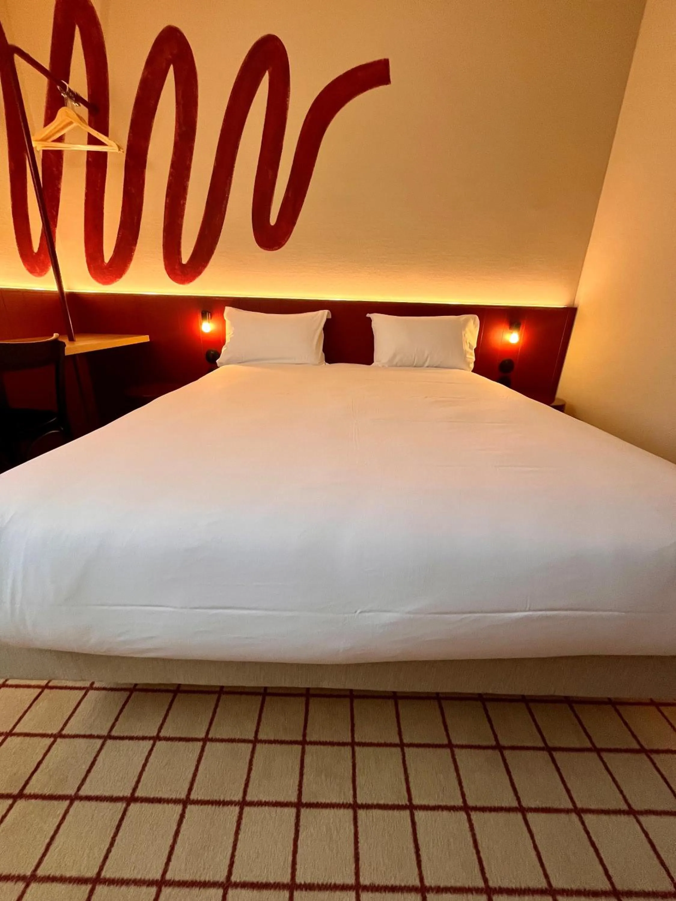 Bed in The Originals City, Hôtel du Phare, Bordeaux Mérignac