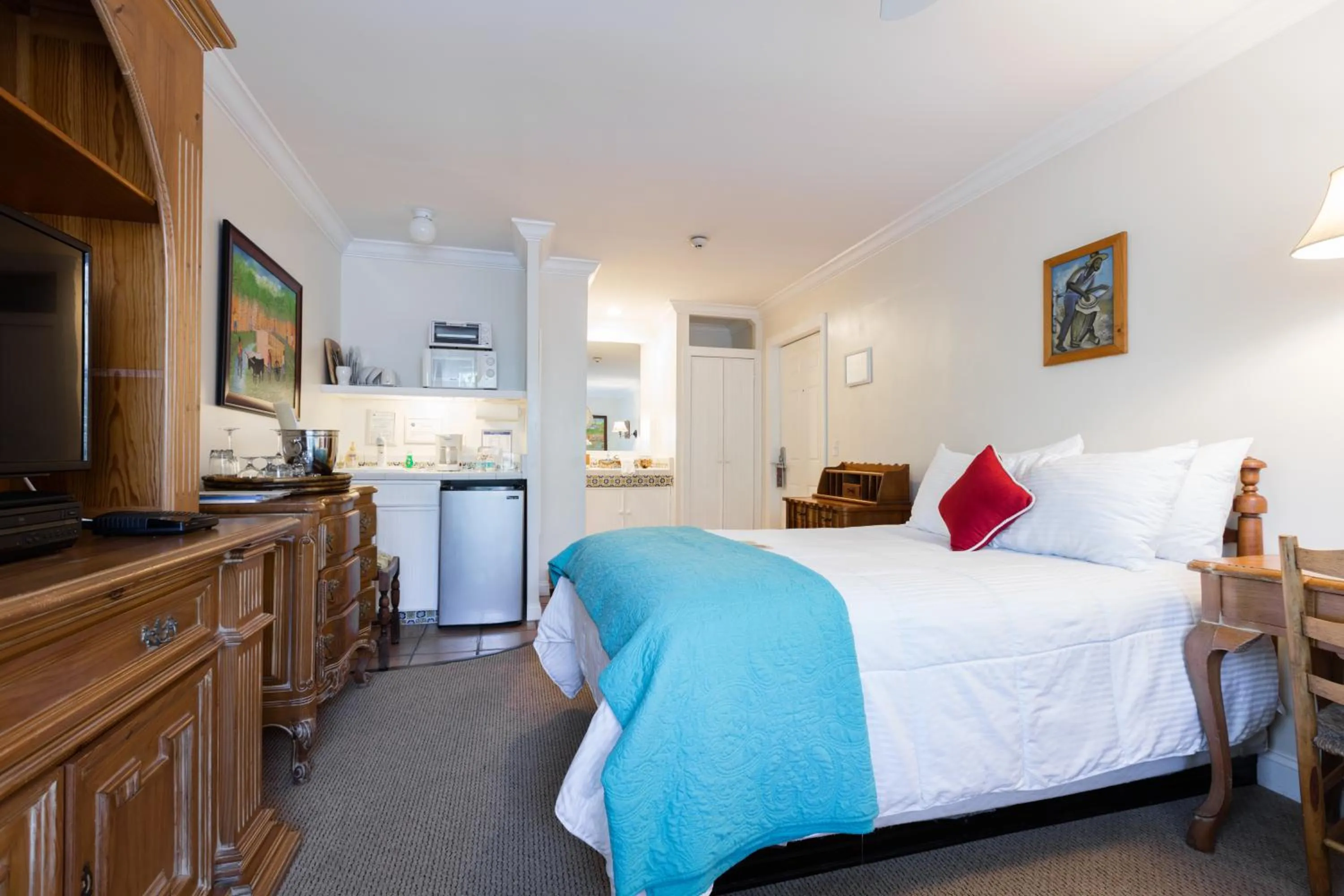 Bed in The Caribbean Court Boutique Hotel