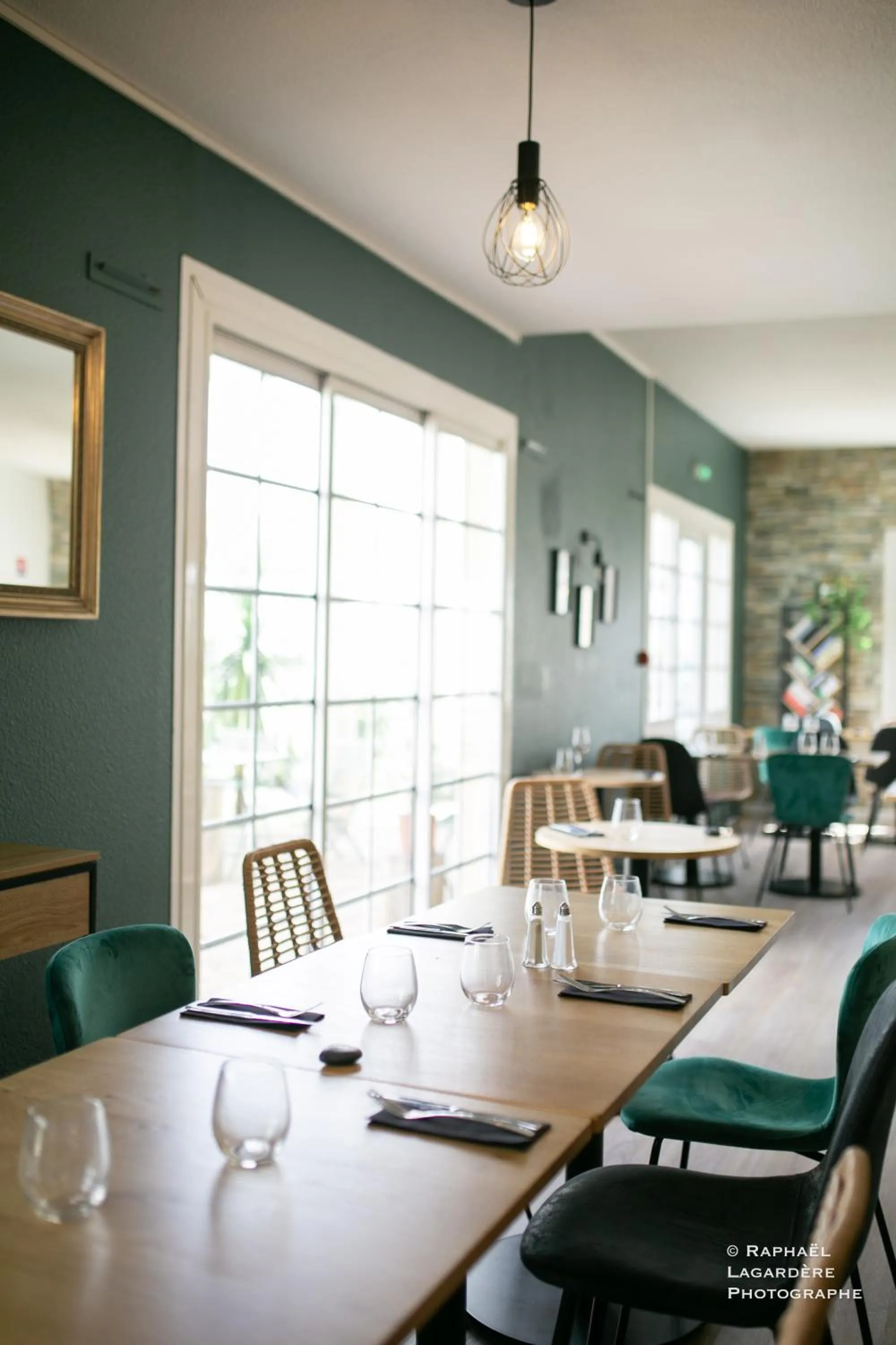 Restaurant/places to eat in The Originals City Hôtel Bordeaux Porte du Bassin