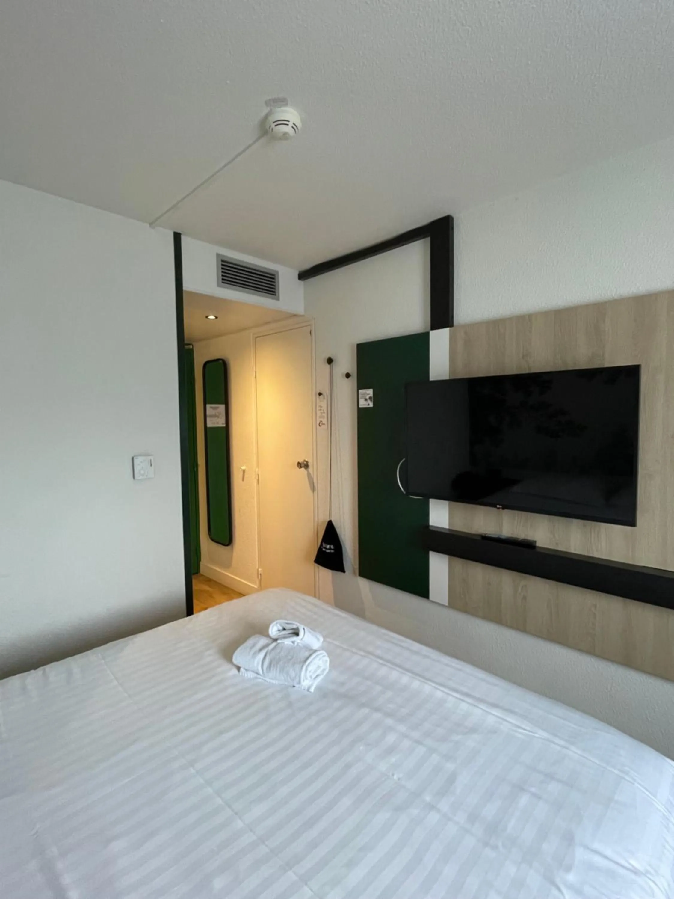 Bedroom, Bed in The Originals City Hôtel Bordeaux Porte du Bassin