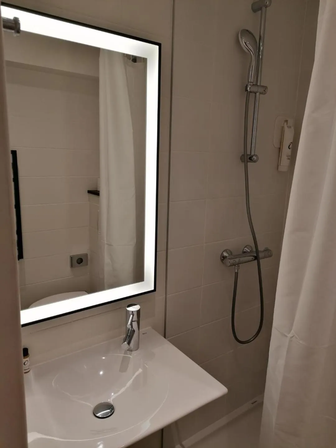 Shower in The Originals City Hôtel Bordeaux Porte du Bassin