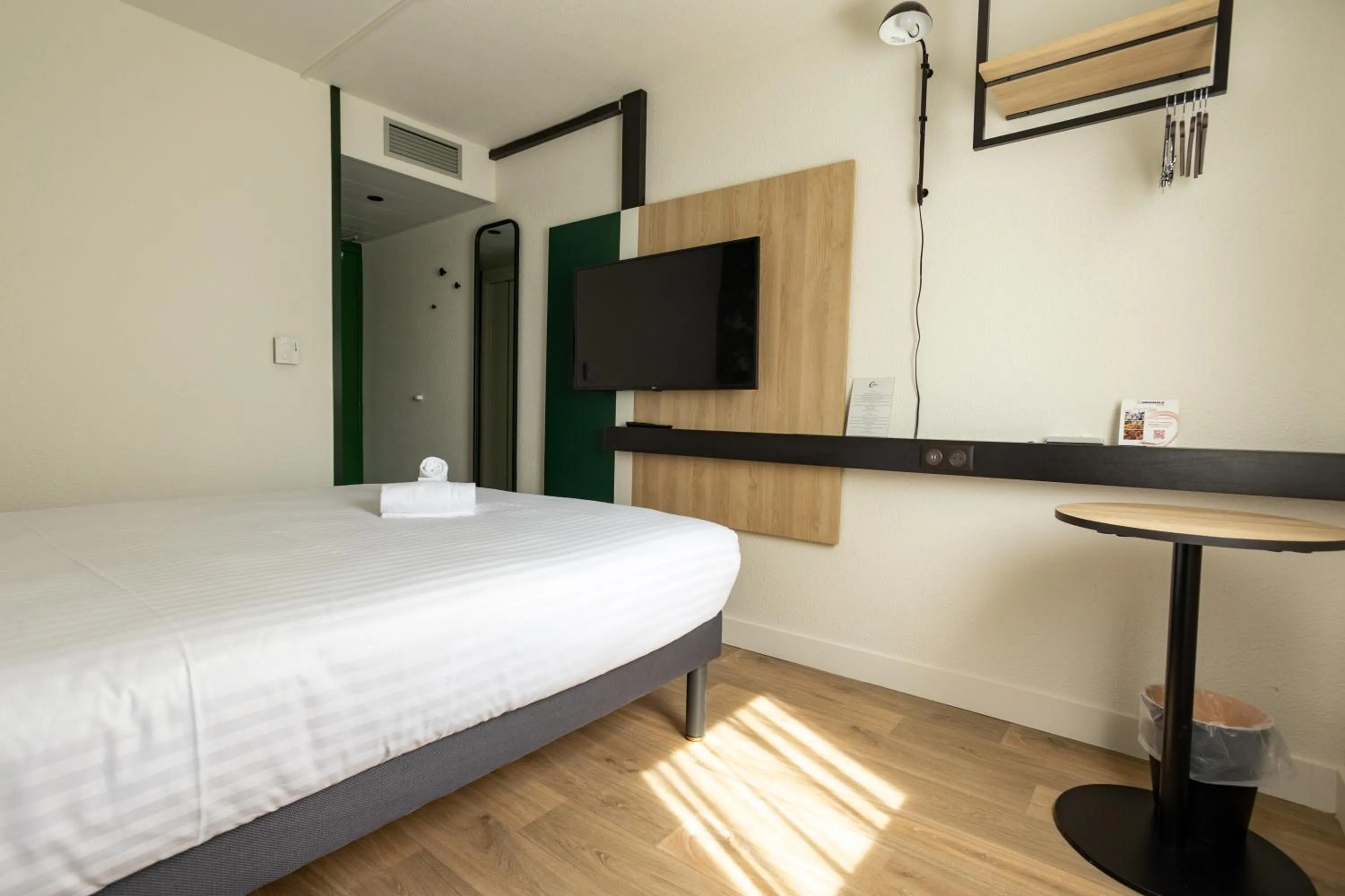 Seating area, Bed in The Originals City Hôtel Bordeaux Porte du Bassin