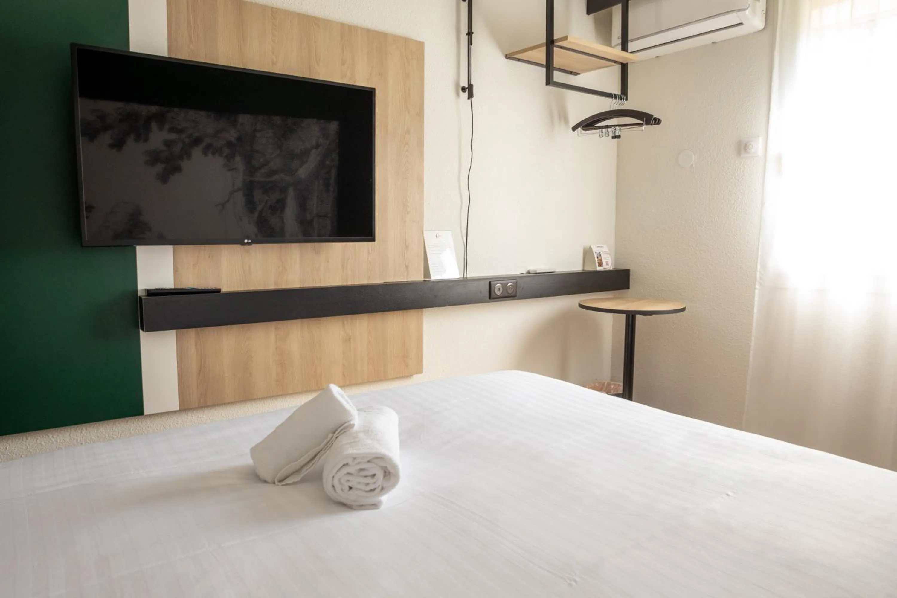 TV and multimedia, Bed in The Originals City Hôtel Bordeaux Porte du Bassin