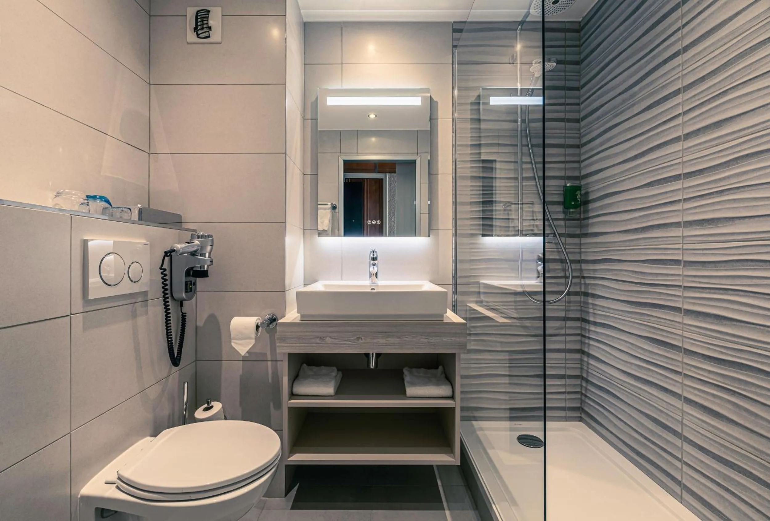 Bathroom in Best Western Marseille Aeroport