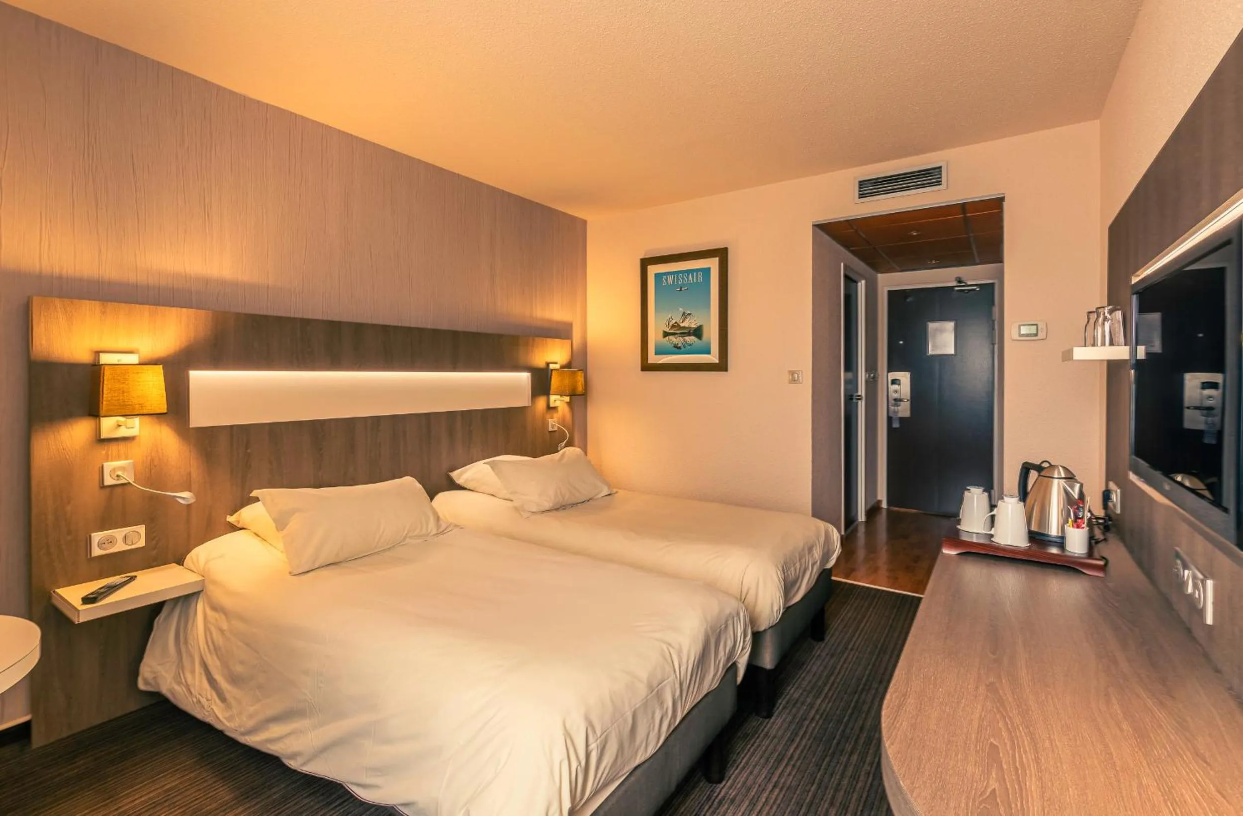 Photo of the whole room, Bed in Best Western Marseille Aeroport