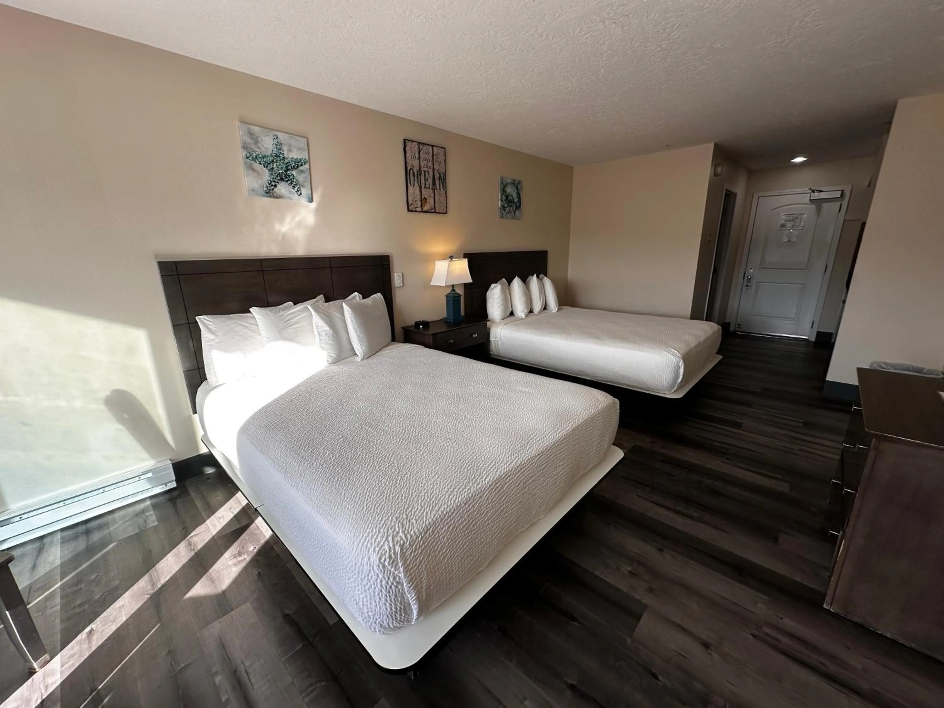 Photo of the whole room, Bed in Inn at the Shore