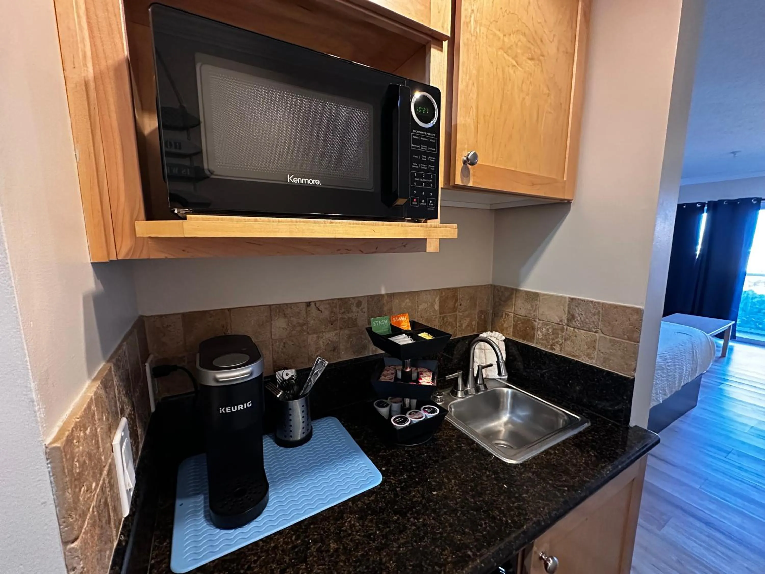 microwave in Inn at the Shore