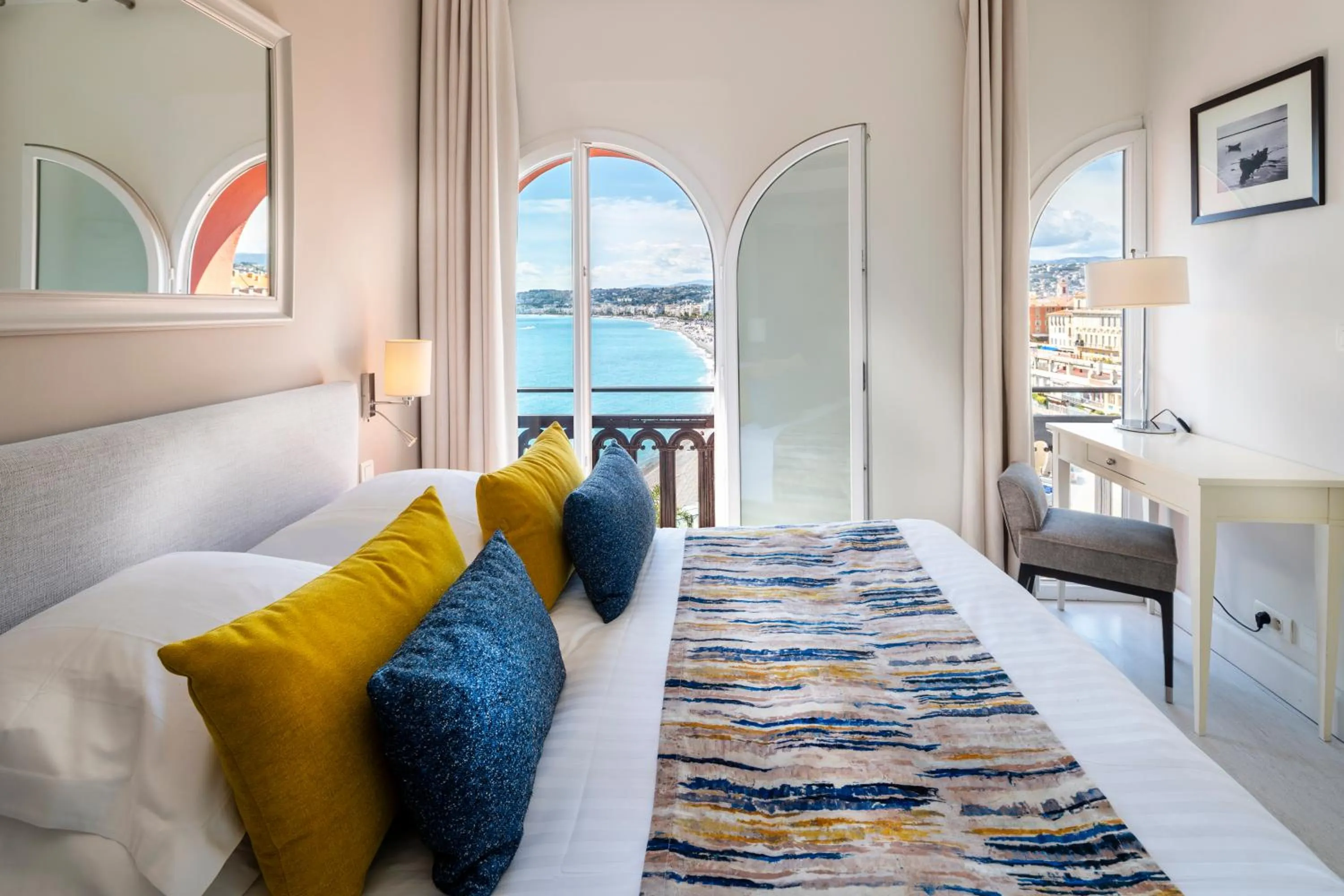 Bedroom, Bed in Hotel Suisse