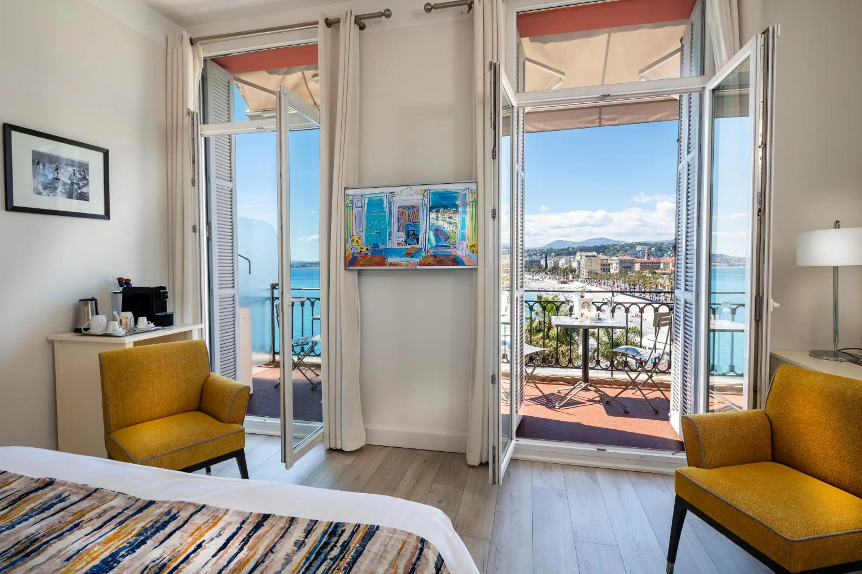 Sea view, Bed in Hotel Suisse