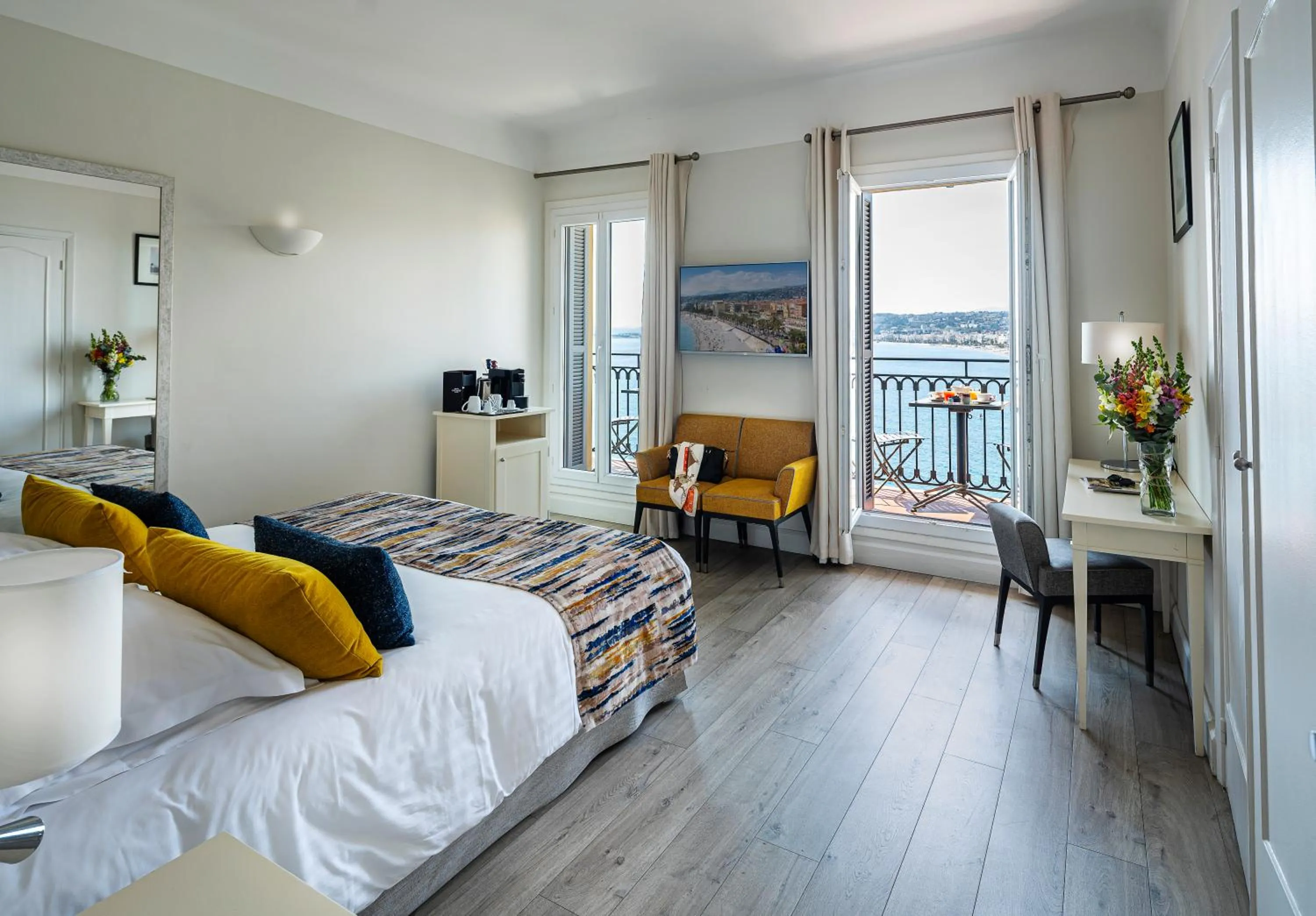 Bedroom, Bed in Hotel Suisse