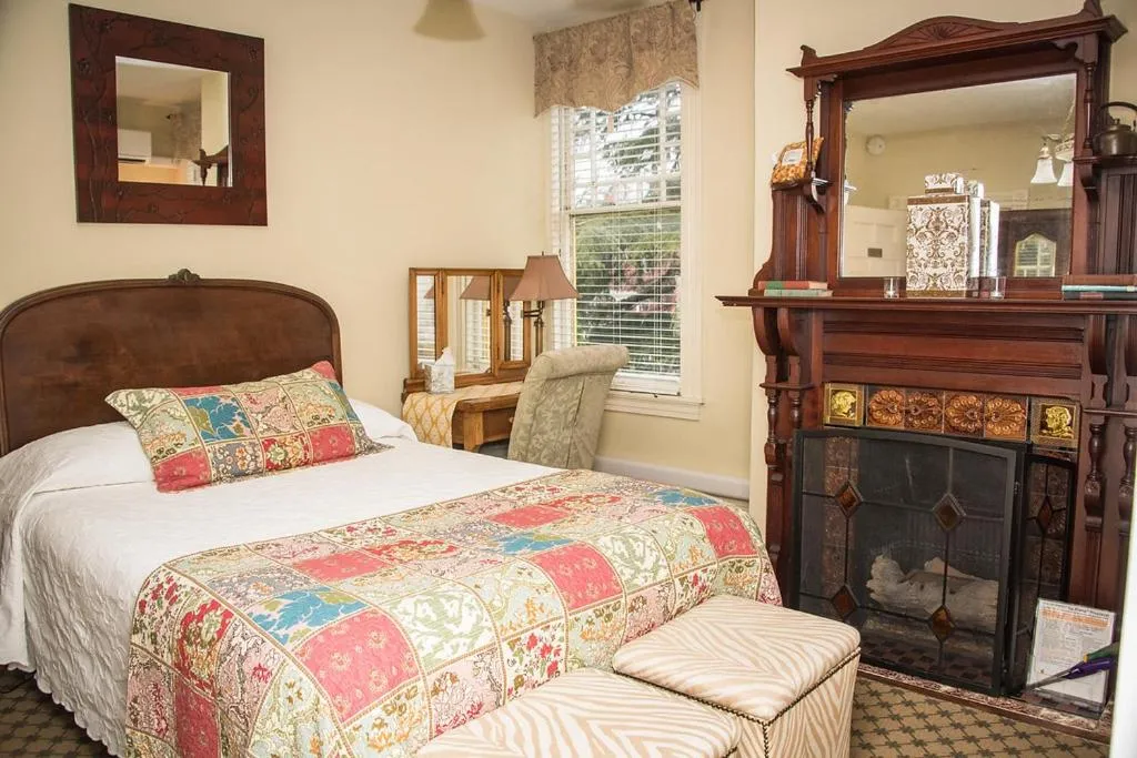 Bed in Vandiver Inn