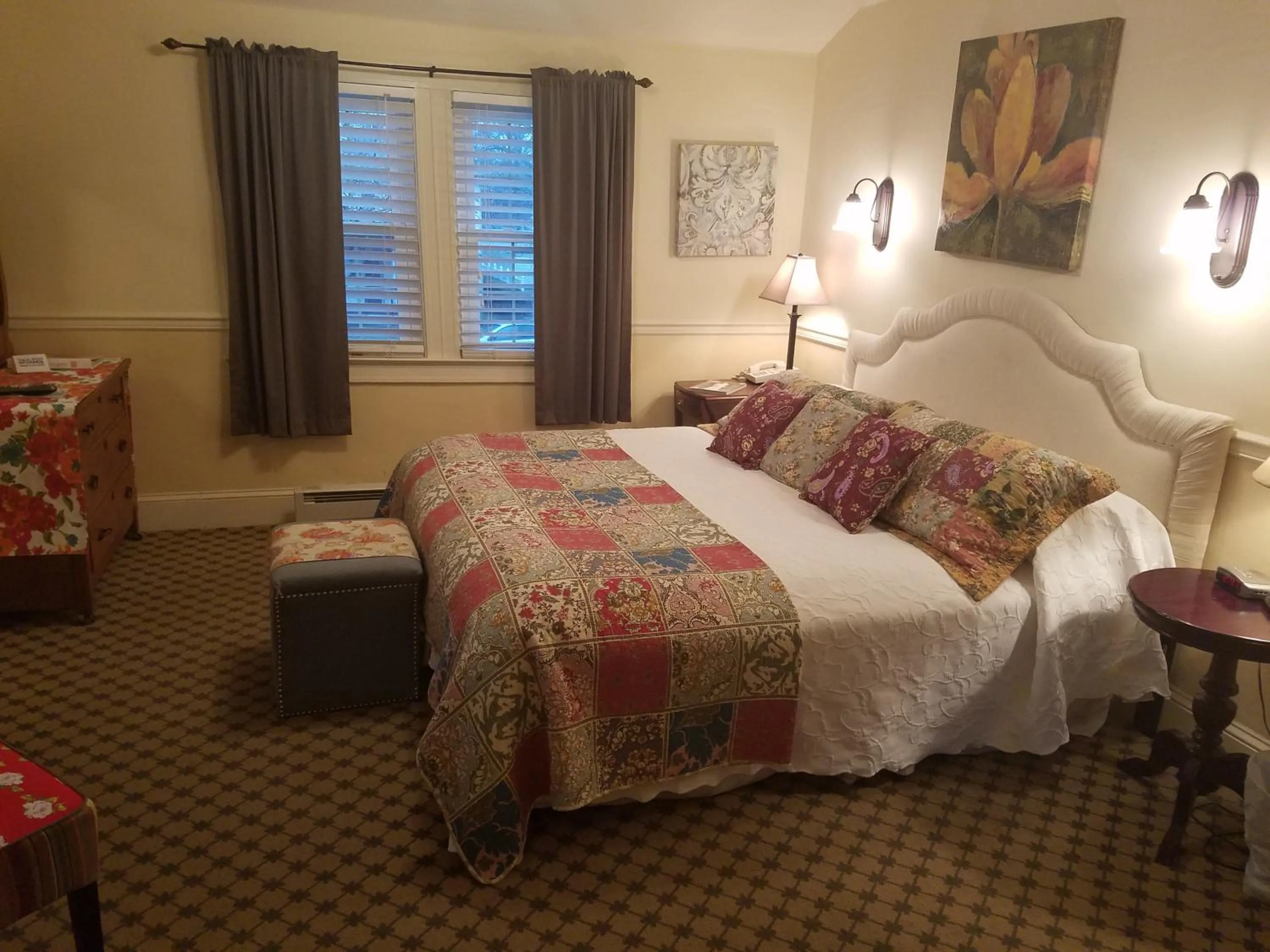 Bed in Vandiver Inn