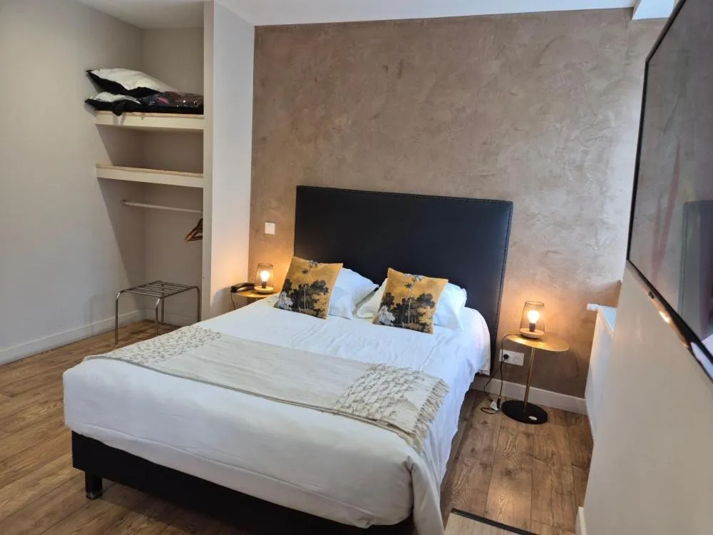 Bedroom, Bed in Le Beaugency