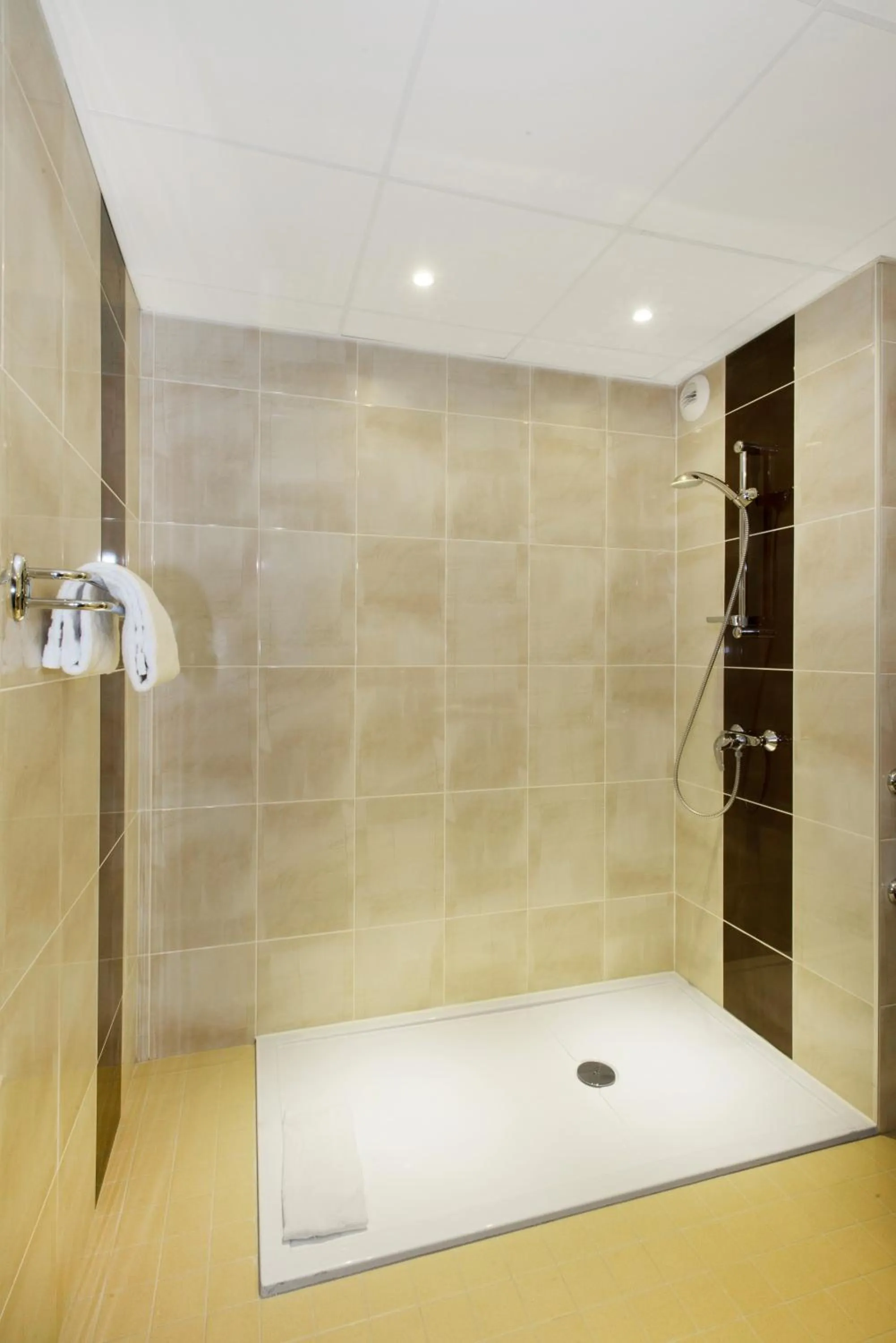 Shower in Brit Hotel Tours Sud – Le Cheops
