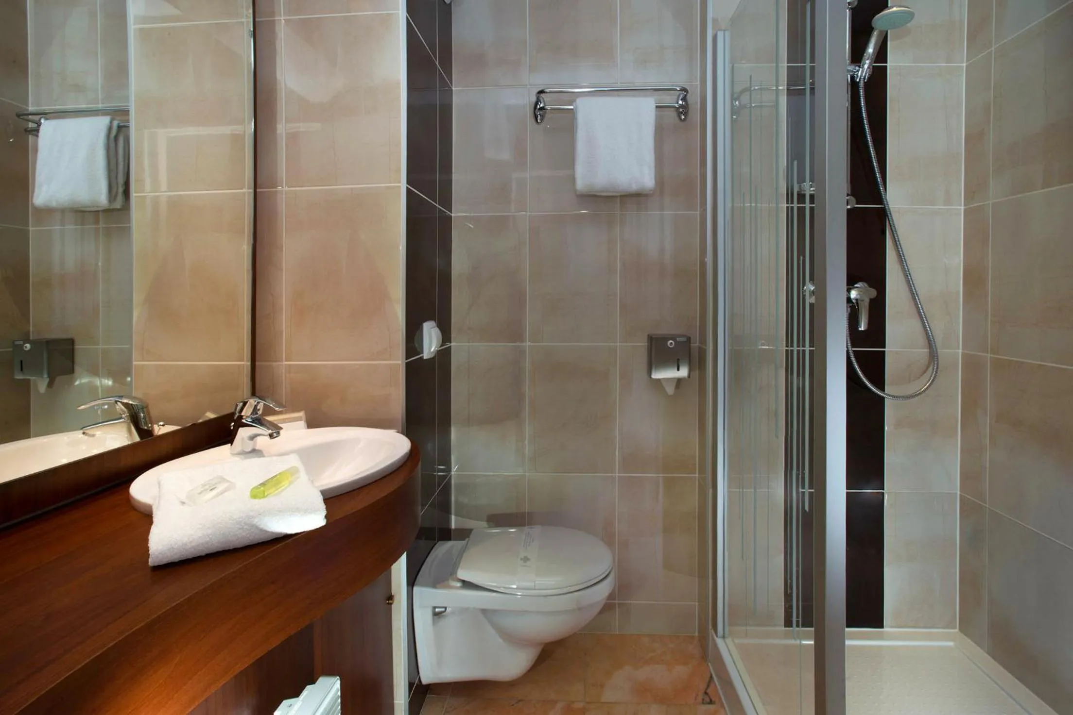Shower in Brit Hotel Tours Sud – Le Cheops